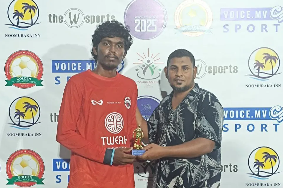 ފަހަތުން އަރައި ގާދިއްފުށި ބަލިކޮށް އޮމަދޫ އިން ގުރޫޕްގެ އެއްވަނަ ކަށަވަރުކޮށްފި