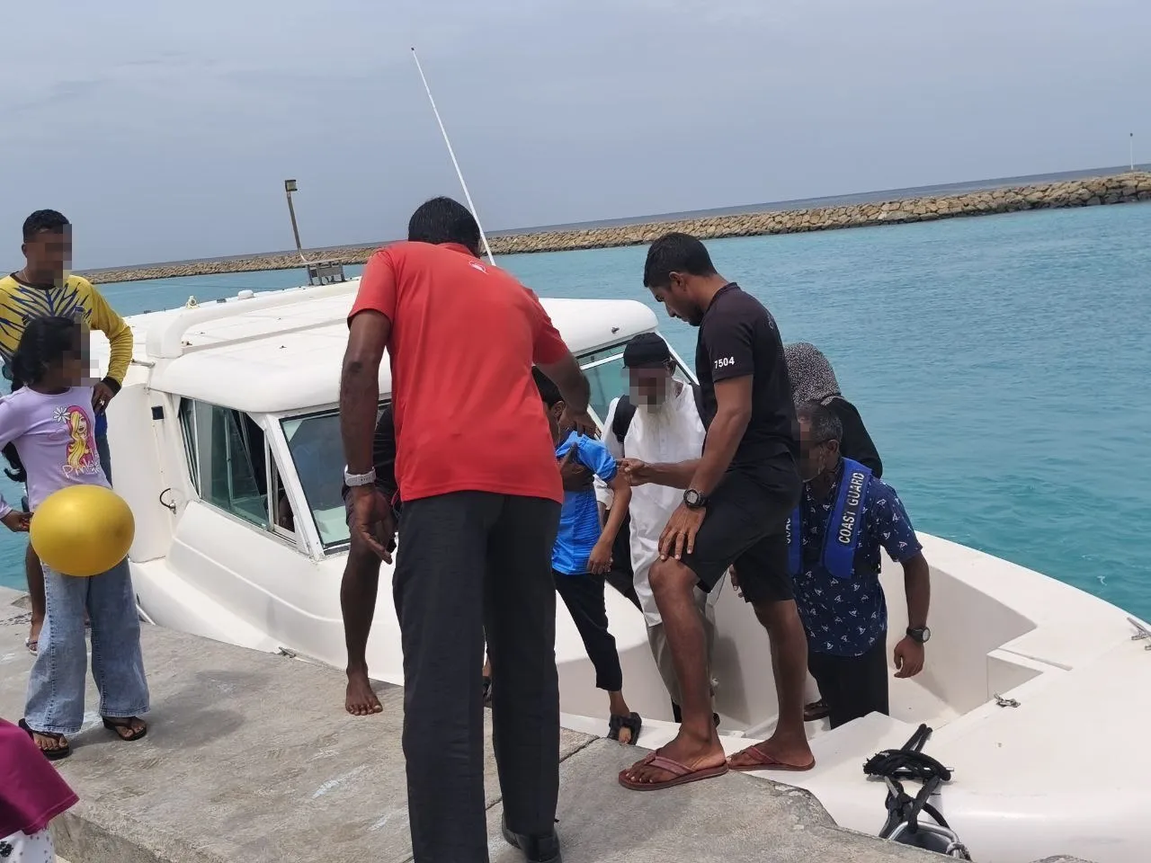 ބޯޓުން ދަތުރުކުރި ބައެއް މީހުން ނައިފަރަށް ފައިބަނީ... ފޮޓޯ: އެމްއެންޑީއެފް