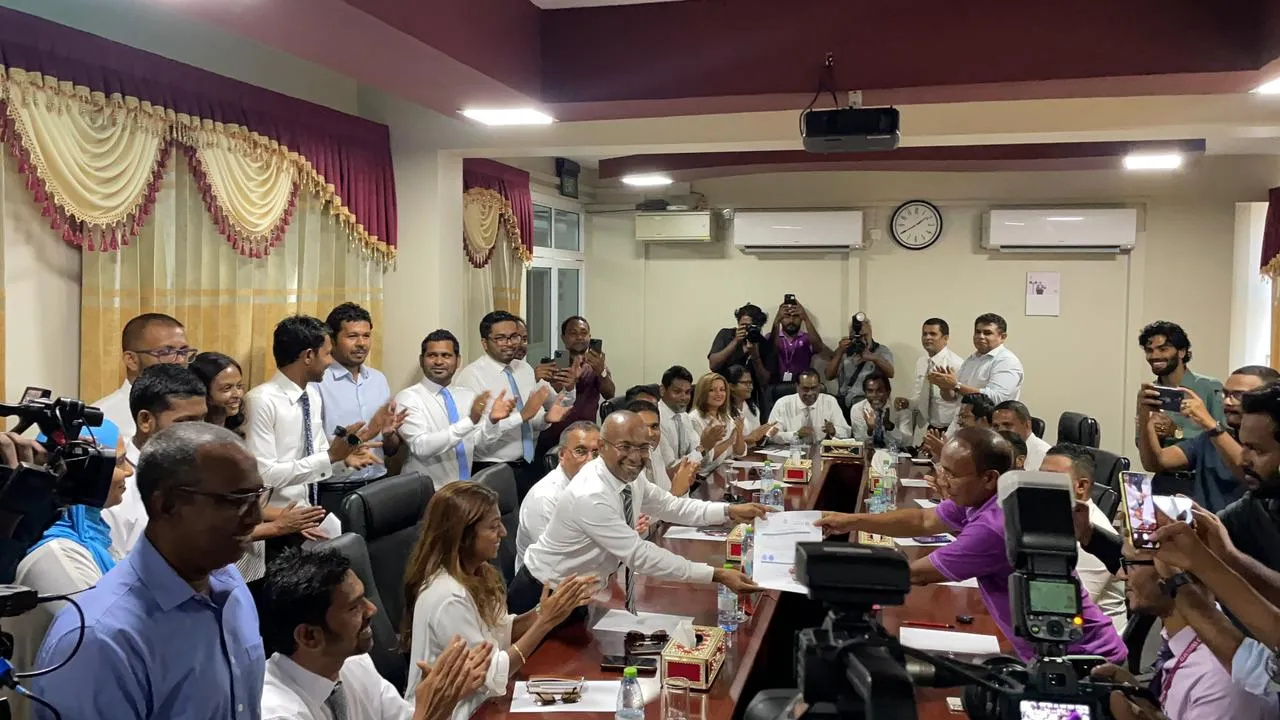 ފިކުރެއްގެ ދިރުމުގެ ޕާޓީގެ ނަމަކީ "ދި ޑިމޮކްރެޓްސް"