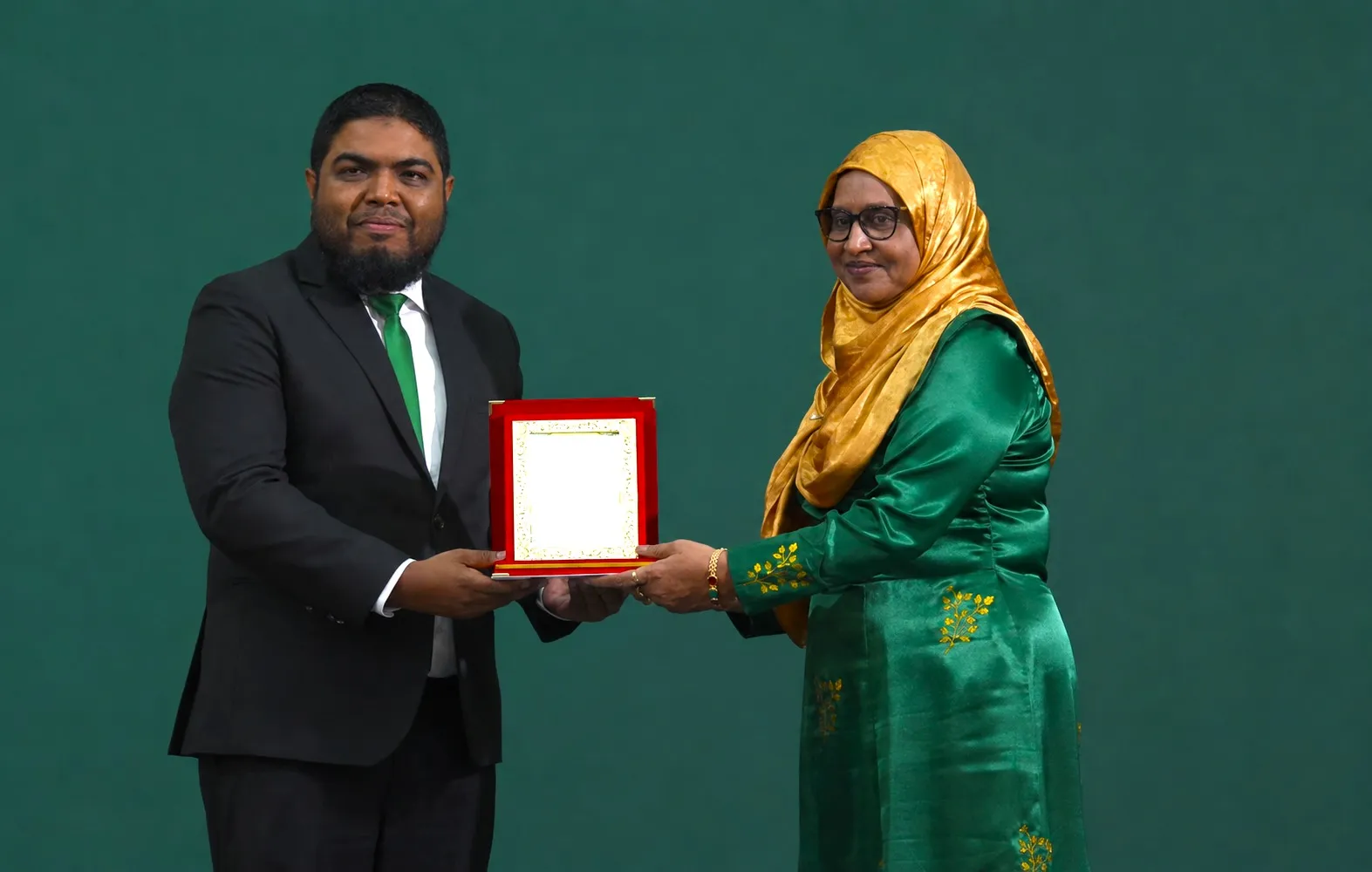 އާއިޝަތު މިސް ރޭ ބޭއްވި ޖަލްސާގައި...