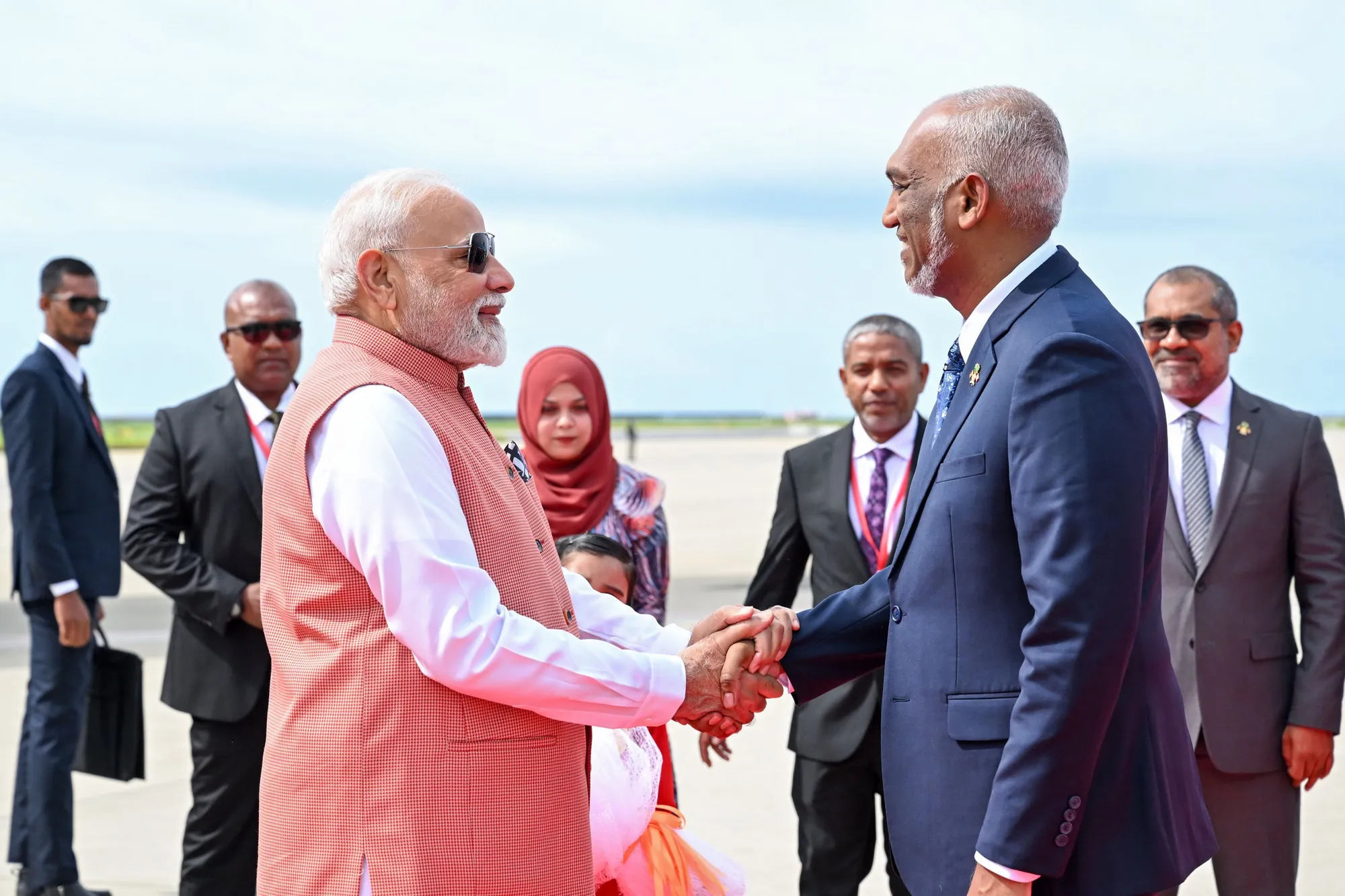 PM modi being received by President Dr Muizzu (Photo/PSM)