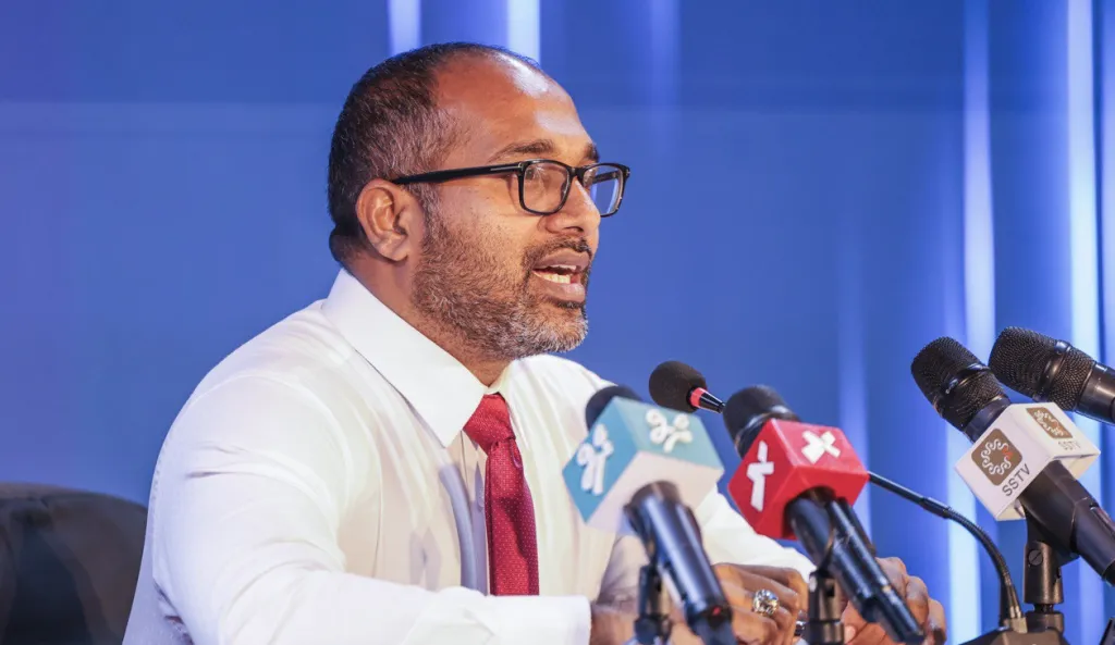 ހޯމް މިނިސްޓްރީން ބޭއްވި ނޫސްވެރިންގެ ބައްދަލުވުމެއްގައި ހޯމް މިނިސްޓަރު ޢަލީ އިހްސާން-- ފޮޓޯ/ ދެން