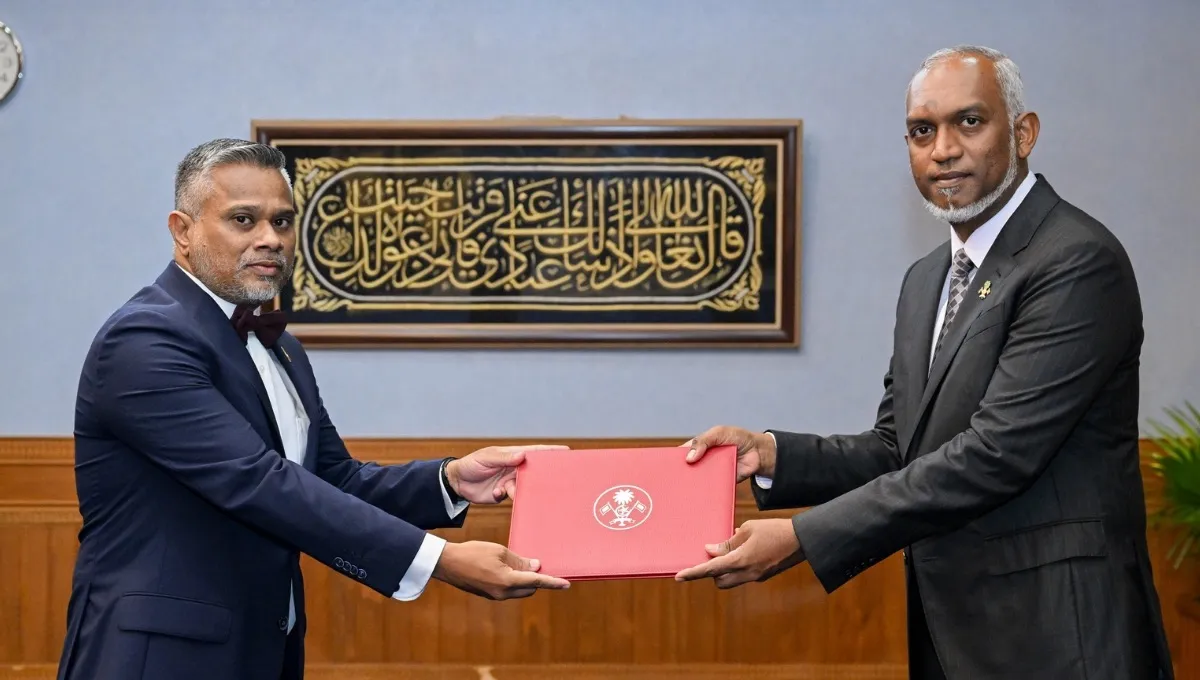 Abbas Shareef receiving his appointment letter this morning (Photo/President’s office)