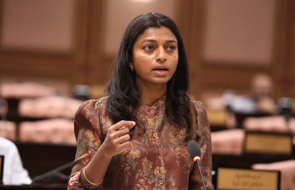 ދަރިފުޅުގެ ފޮޓޯ ބޭނުންކޮށްގެން އީވާއަށް ބިރު ދައްކާ މައްސަލައެއްގައި މީހަކު ހައްޔަރު ކޮށްފި!