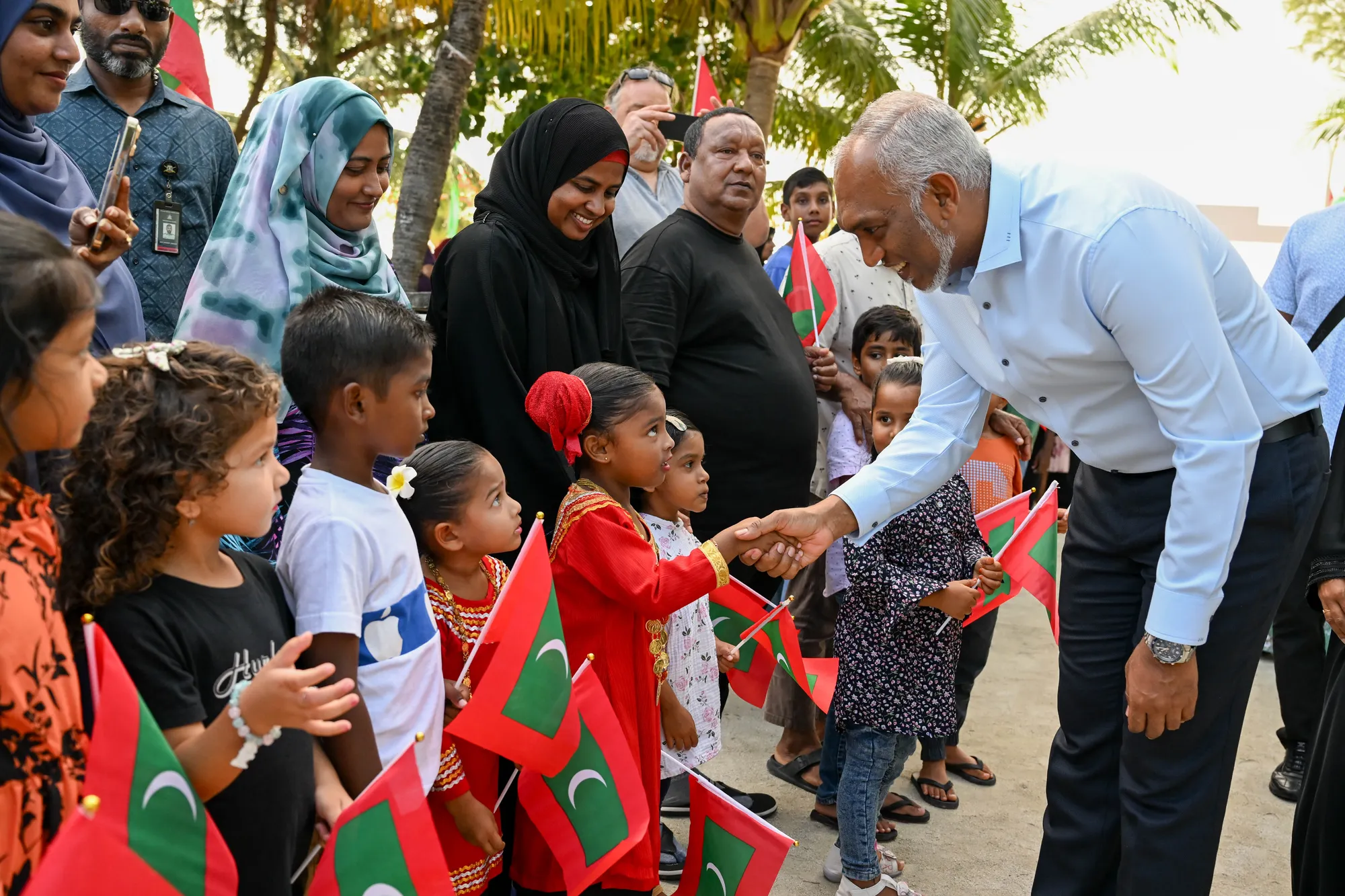 ރައީސް ޑރ. މުޙައްމަދު މުޢިއްޒު އަތޮޅުތެރެއަށް ކުރެއްވި ދަތުރުފުޅެއްގެ ތެރެއިން---ފޮޓޯ: ރައީސް އޮފީސް