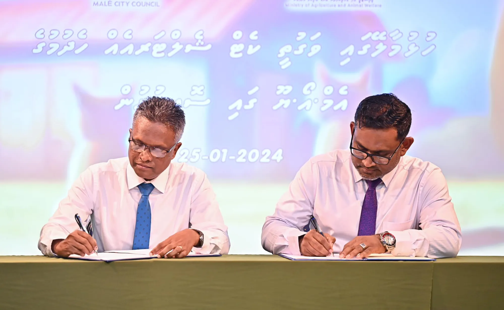 ކެޓްސެލްޓަރ ހެދުމުގެ އެއްބަސްވުމުގައި ސޮއިކުރެއްވުން / ފޮޓޯ:މާލެސިޓީކައުންސިލް