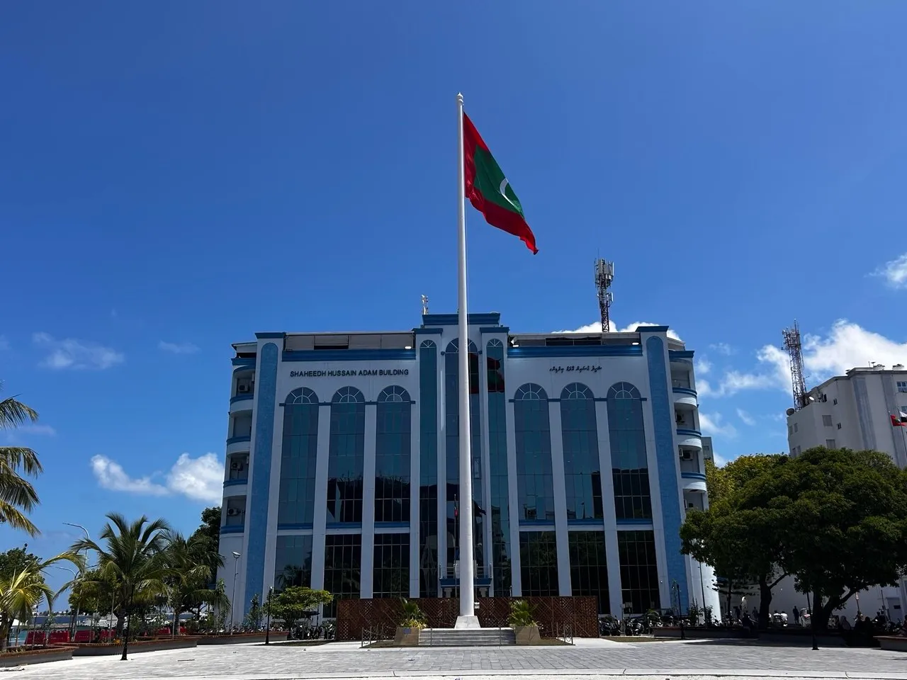 މާލޭ ފަޅުތެރޭގައި އޮތް ބޯޓެއްގެ 5 ފަޅުވެރިން ހޭނެތިފައި ތިއްބައި ފެނިއްޖެ