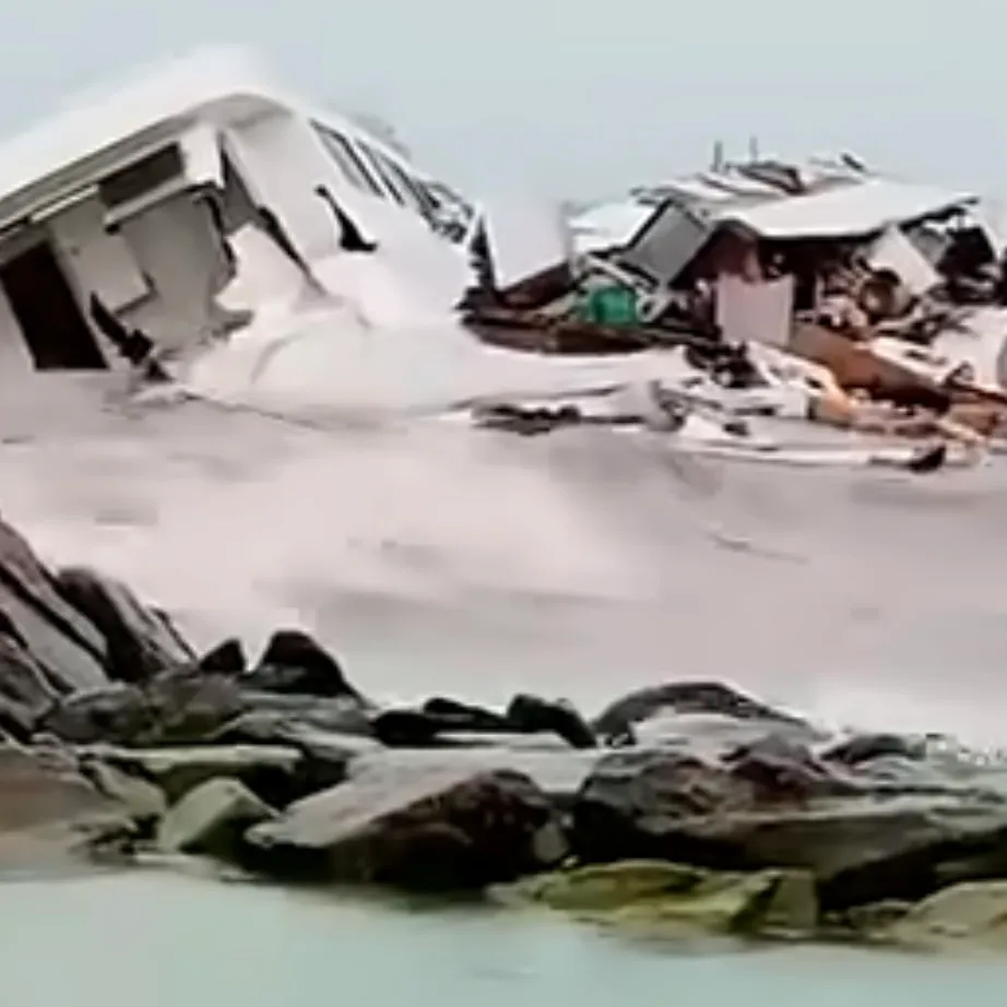 ​މާފުށީ ބޭރުގައި އަޅާފައި އޮތް ސަފާރީބޯޓެއް ތޮށި މައްޗަށް ލައްވެ ފުނޑުފުނޑުވެއްޖެ