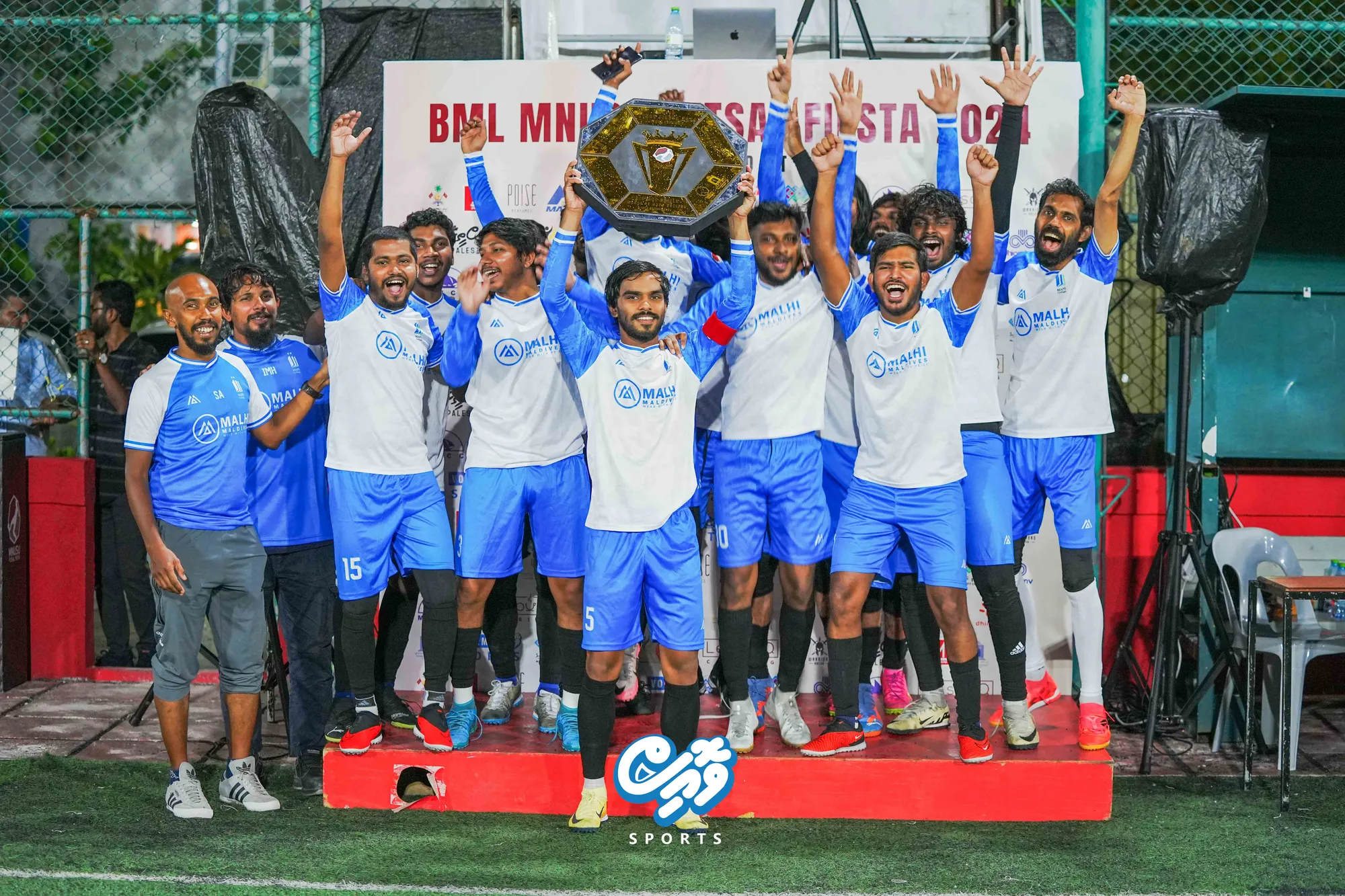 މެޕްސް ކޮލޮޖުގެ ކުޅުންތެރިން ވިކްޓްރީ ޝީލްޑާއެކު އުފާފާޅުކުރަނީ... ފޮޓޯ: ވޮއިސް ސްޕޯޓްސް