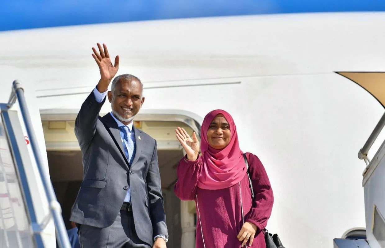 ރައީސުލްޖުމްހޫރިއްޔާގެ ދެކަނބަލުން ސިންގަޕޫރަށް ވަޑައިގަތުން -- ފޮޓޯ: ރައީސް އޮފީސް