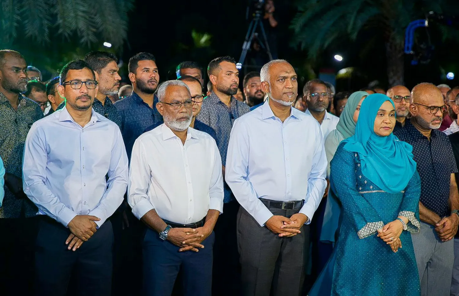 ރައްޔިތުންގެ މަޖިލީހުގެ ރައީސް ޢަބްދުއްރަޙީމް ޢަބްދުﷲ އާއި ޕީއެންސީގެ ޕާލިމަންޓަރީ ގްރޫޕްގެ ލީޑަރު އިބްރާހިމް ފަލާހު، ރައީސްގެ ދެކަނބަލުންނާއެކު / ފޮޓޯ: މިހާރު 