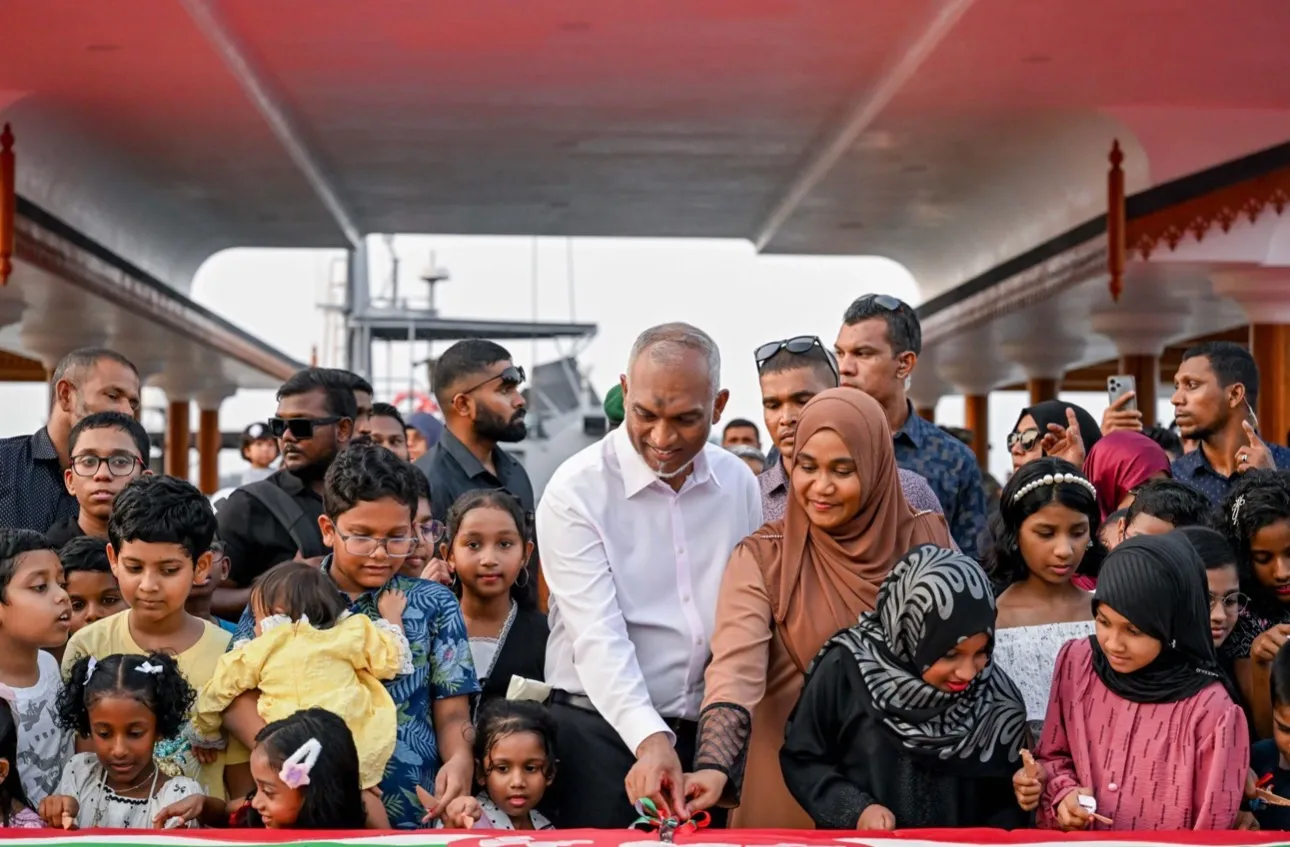 ރައީސް މުޢިއްޒު ކުދިން ތަކަކާއެކު : ފޮޓޯ/ ރައީސް އޮފީސް