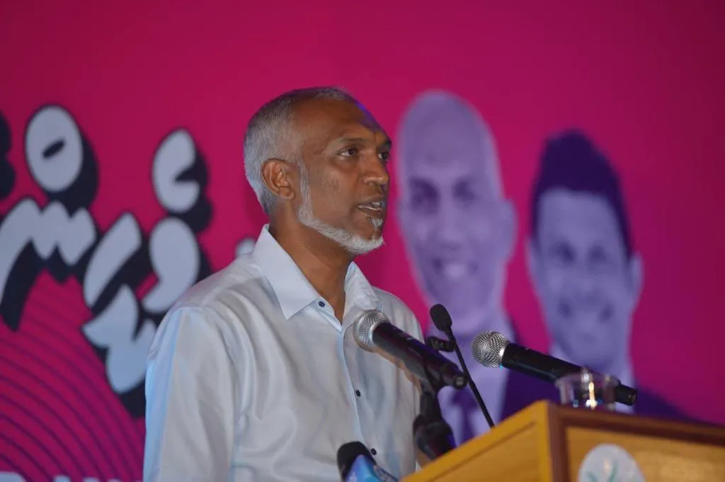 ރެޔާދުވާލު ތެދުވެރިކަމާއެކު ޤައުމަށް ޚިދުމަތްކޮށް ޤައުމުގެ ކަރާމާތް ނެގެހެއްޓުމަށް ވައުދުވަން: މުޢިއްޒު