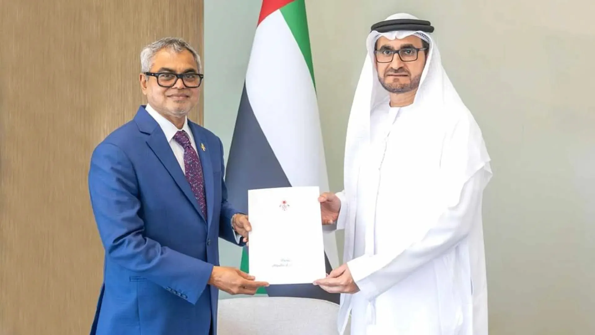 ސަފީރުކަމުގެ ފަތްކޮޅު ހުށަހަޅުއްވަނީ - ފޮޓޯ: ޝާރްޖާ 24