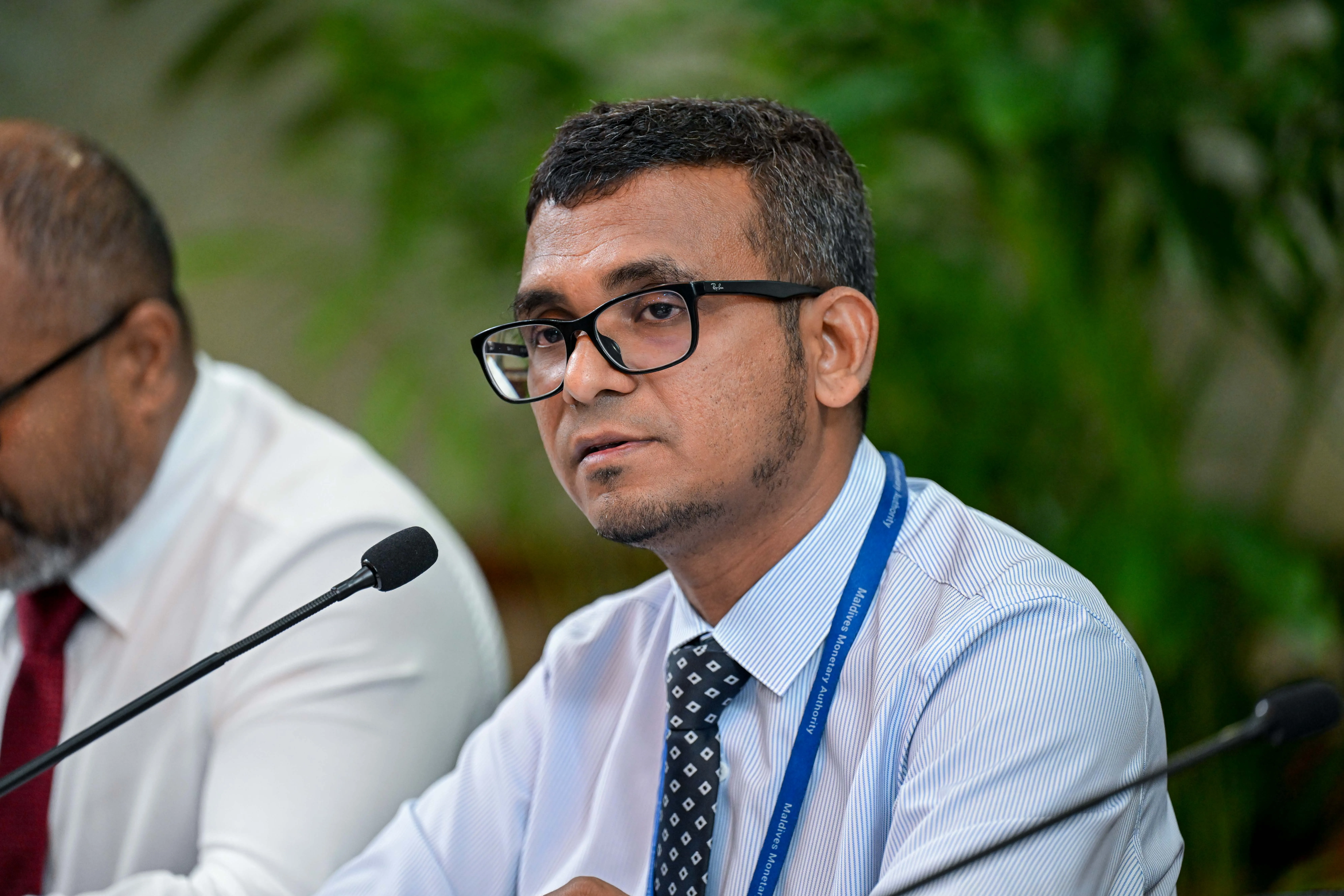 ޑޮލަރުން މުސާރަދިނުން ހުއްޓުވައި، ހުރިހާ މުއާމަލާތެއް ރުފިޔާއިން ކުރަން ނިންމަނީ