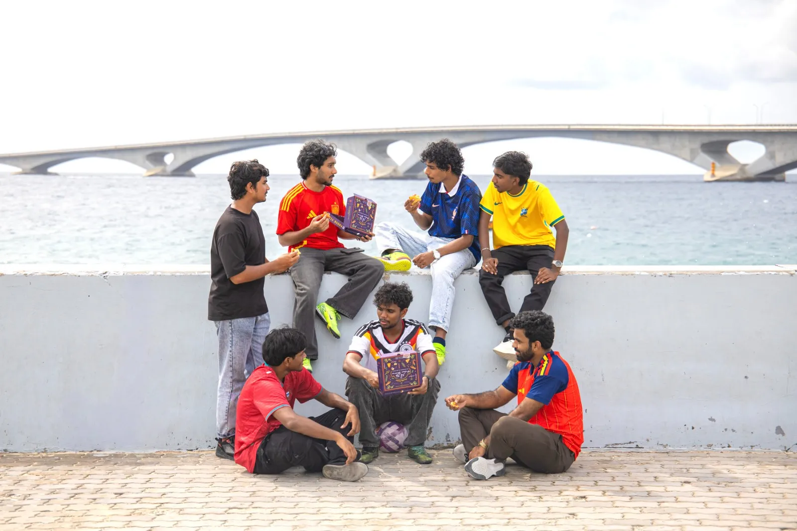 People enjoying pizza (Photo/Dhiraagu)
