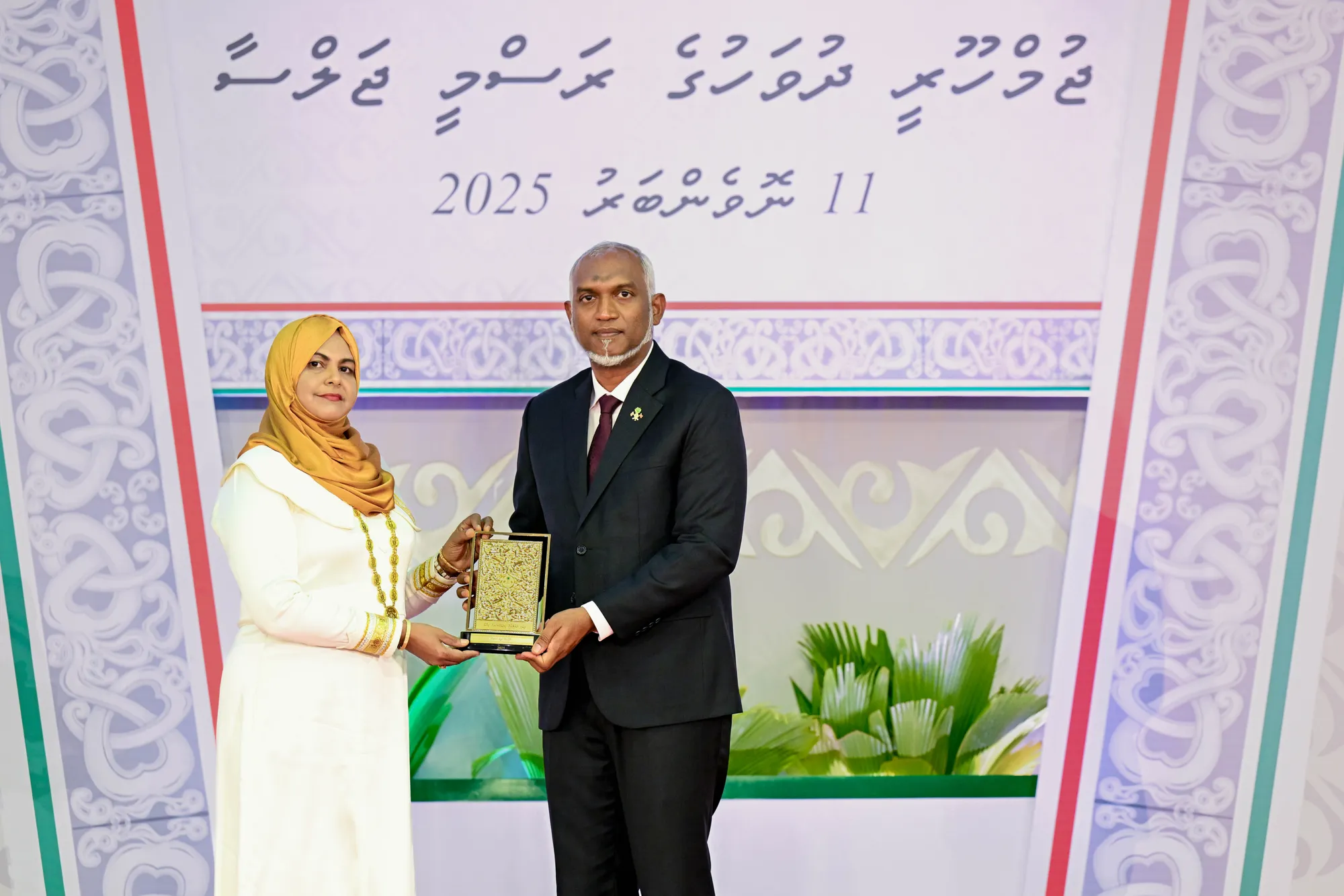 ދައުލަތައް ދިގު މުއްދަތަކަށް ޚިދުމަތް ކުރެއްވި ފަރާތްތަކަށް ރައީސުލްޖުމްހޫރިއްޔާ ޝަރަފުގެ އިނާމު ދެއްވުން- ފޮޓޯ: ރައީސް އޮފީސް
