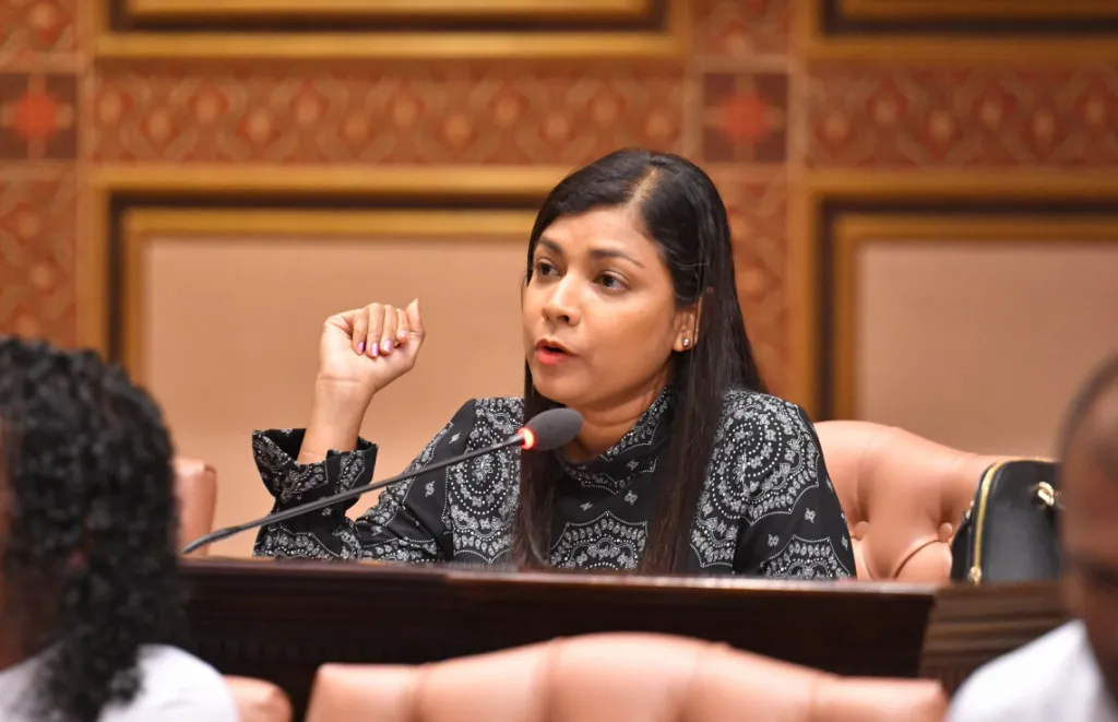 ރޮޒައިނާގެ ނަން އިއްވުމުން މަޖިލީސް ހޫނުވެ ޖަލްސާ މެދުކަނޑާލައިފި