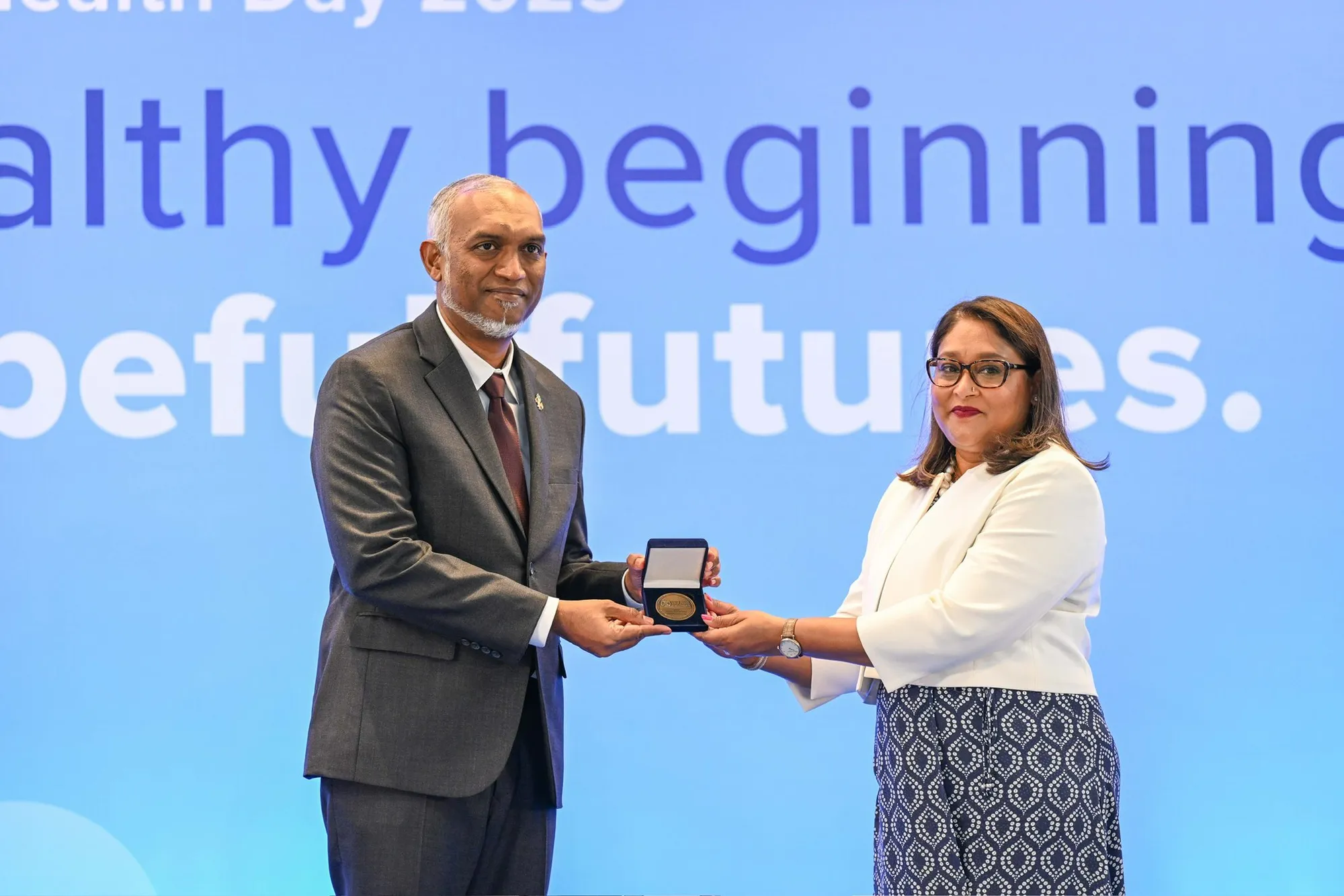 ޑަބްލިއުއެޗްއޯގެ ހާއްސަ އެވޯޑް ރައީސް މުއިއްޒަށް އަރުވައިފި