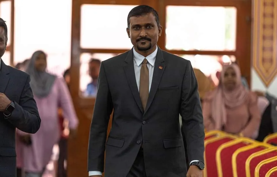 އެންމެންނާ ގުޅޭ ހިންގުންތެރިއެއް. އައްޑޫ ސިޓީގެ މޭޔަރުކަމަށް ޑރ.ޢަދީލް