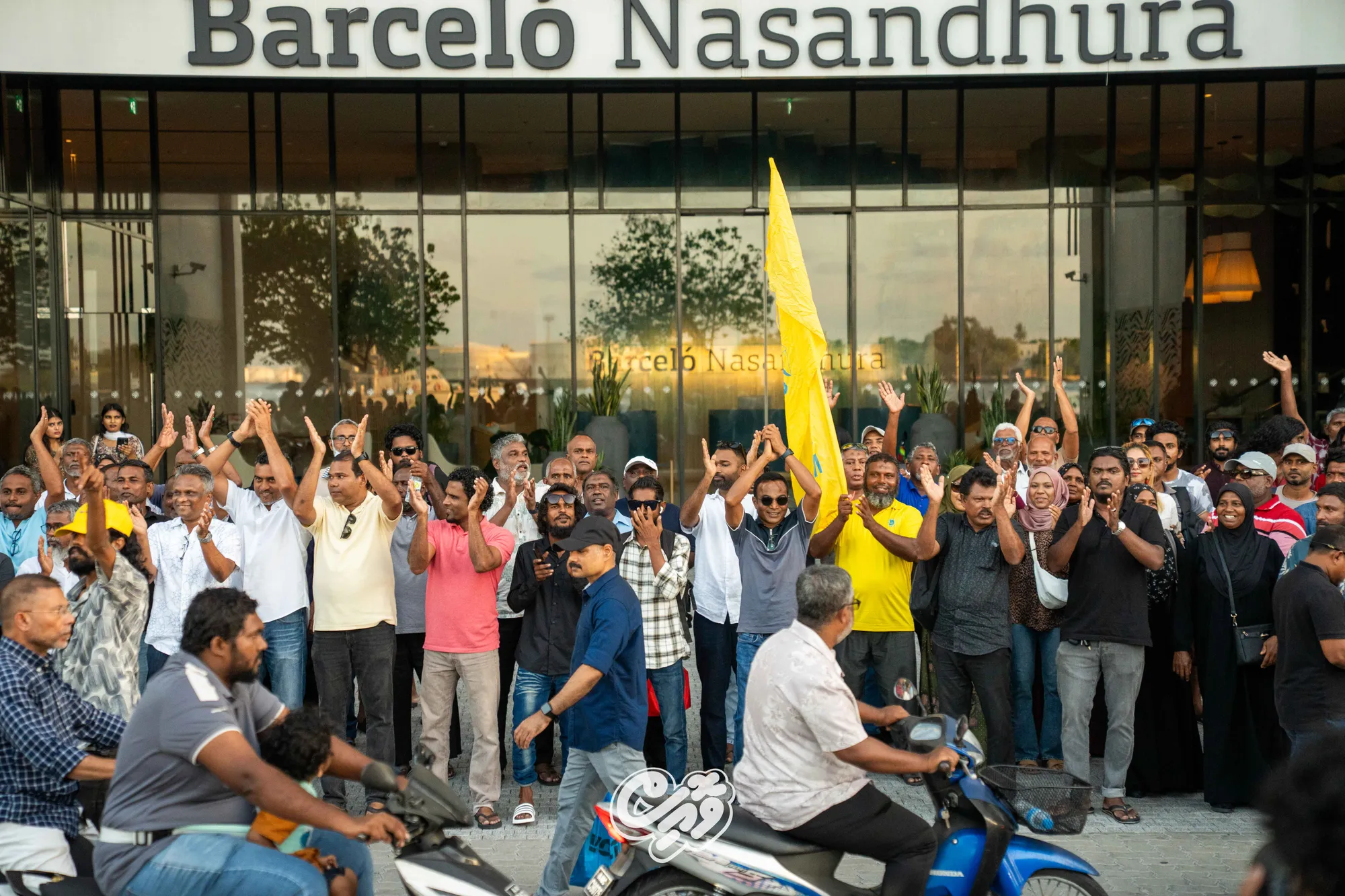 އެމްޑީޕީގެ މުޒާހަރާގައި ބައިވެރިވުމަށް އައި ބަޔަކާއެކު އެޕާޓީގެ ބައެއް ބޭފުޅުން...