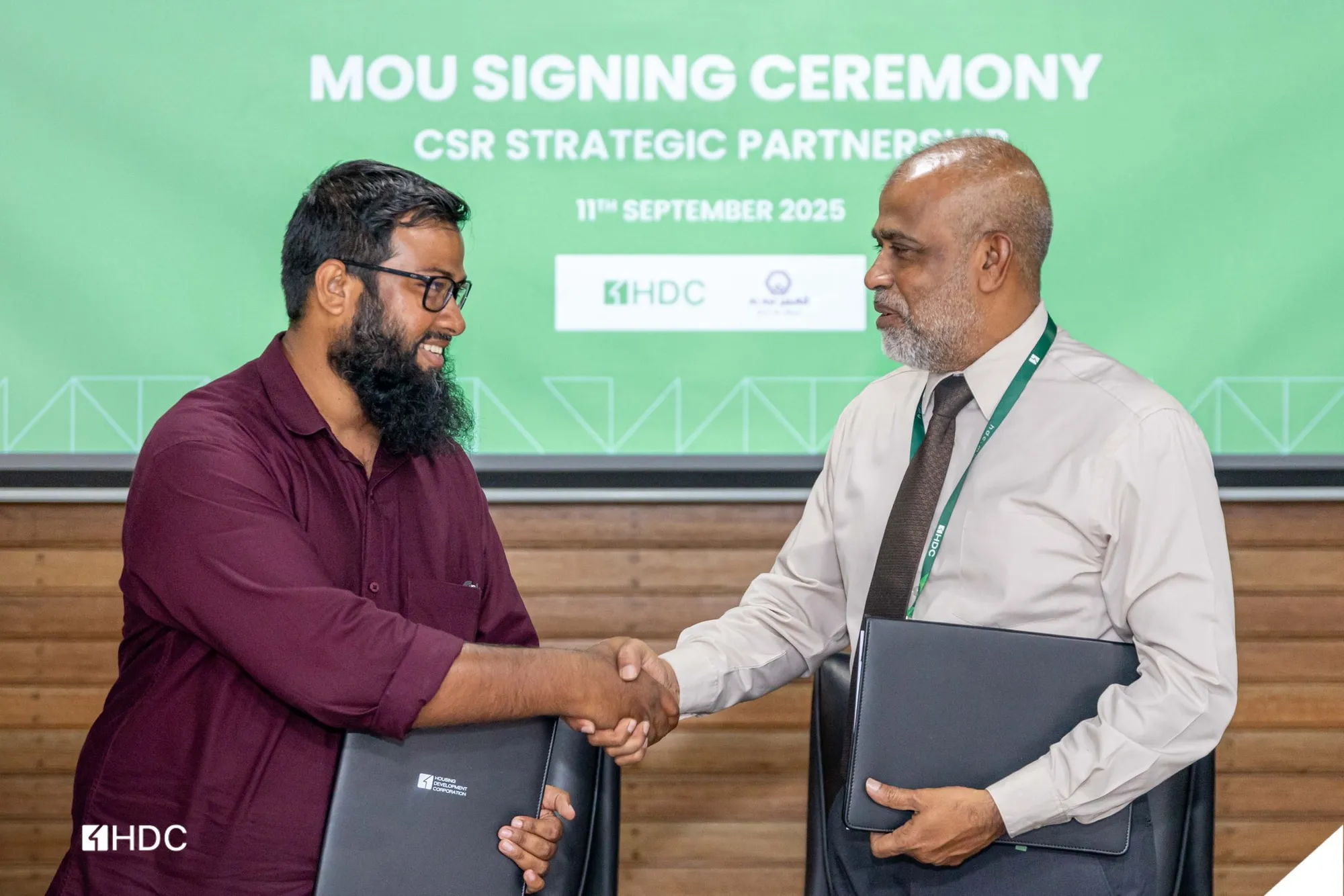 އެޗްޑީސީން އަސްރާއެކު ސޮއިކުރުން...