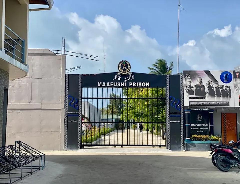 ހުކުމެއް ނެތި ބަންދުގައި ތިބޭ މީހުންގެ އަދަދު މަދުކުރުމަށް ކެބިނެޓުން ނިންމައިފި