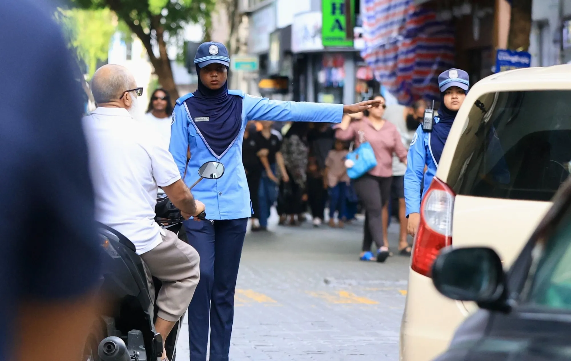 ވަަގަށް ނެގި ސައިކަލެއްގެ ނަންބަރު ބޯޑު ބަދަލުކޮށްގެން ދުއްވި ލަންކާގެ ދެ މީހުން ހައްޔަރުކޮށްފި 