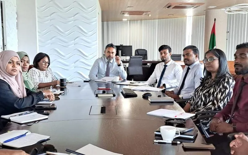 މިނިސްޓަރ ޝިޔާމް މިފްކޯގެ އިސްވެރިންނާއި ބައްދަލުކުރައްވައިފި