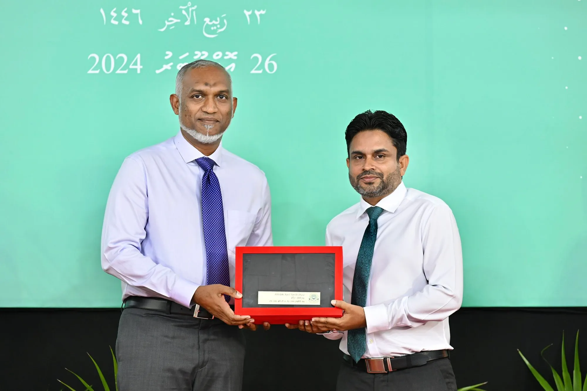 ހައިކޯޓްގެ 44 ވަނަ އަހަރީ ދުވަަސް ފާހަަގަކުރުމުގެ ރަސްމިއްޔާތުގައި ބައްޕާފުޅުގެ ފަނޑިޔާރު ހެދުންކޮޅު ރައީސް މުއިއްޒުއަށް ހަދިޔާކުރައްވަނީ... ފޮޓޯ/ ރައީސް އޮފީސް
