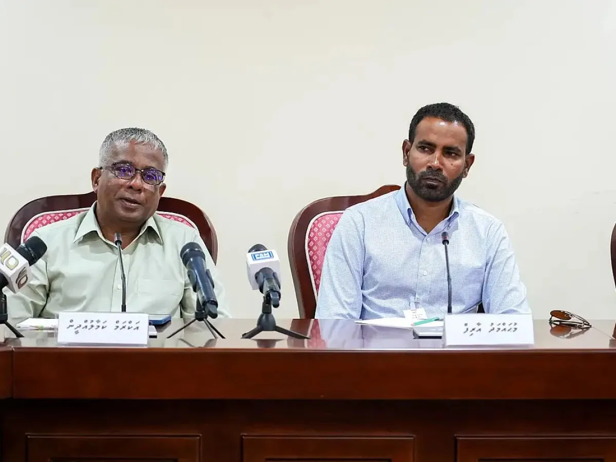 ހައުސިން މިނިސްޓްރީގެ ކުރީގެ ސްޓޭޓް މިނިސްޓަރު އަކުރަމް ކަމާލުއްދީން އާއި އެ މިނިސްޓްރީގެ ކުރީގެ ސީނިއާ އެގްޒެކެޓިވް ޑިރެކްޓަރު މުހައްމަދު އާރިފް-- ފޮޓޯ: މަޖިލިސް