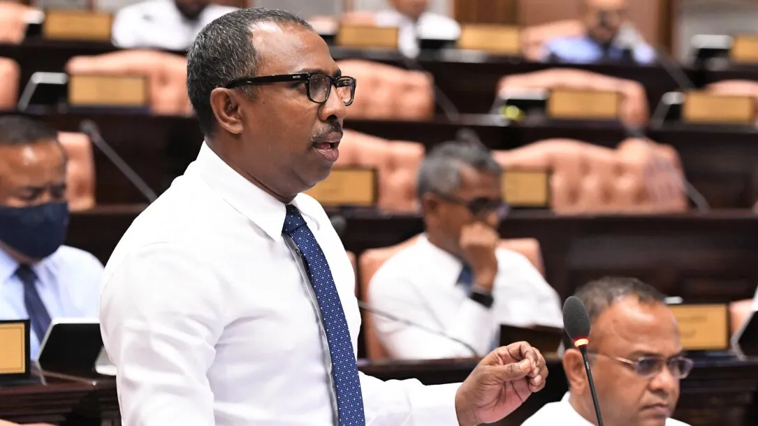 އިންތިގާލީ މަރުހަލާގައި މަގާމްތަކަށް އިތުރު މީހުން ނުނެގޭ ގޮތަށް މަޖިލީހުން އަމުރެއް ނެރެން ޖެހޭ: އާޒިމް