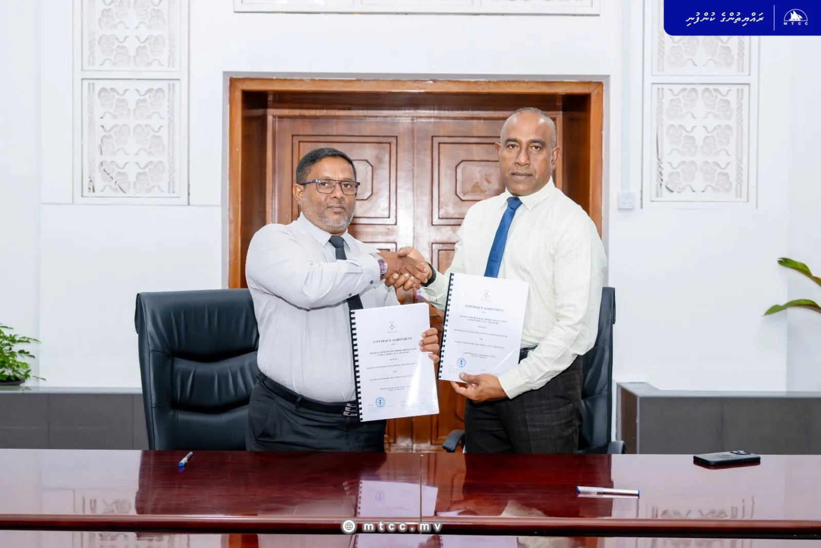 ލ. މާވަށު ގޮނޑުދޮށް ހިމާޔަތް ކުރުމުގެ މަޝްރޫއު އެމްޓީސީސީއާ ހަވާލުކުރުން. ފޮޓޯ/ އެމްޓީސީސީ