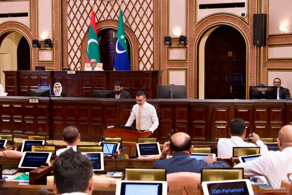 މައިނޯރިޓީ ލީޑަރު ނާޒިލް ބަޔާން ރައްދު އިއްވަނީ - ފޮޓޯ: މަޖިލިސް