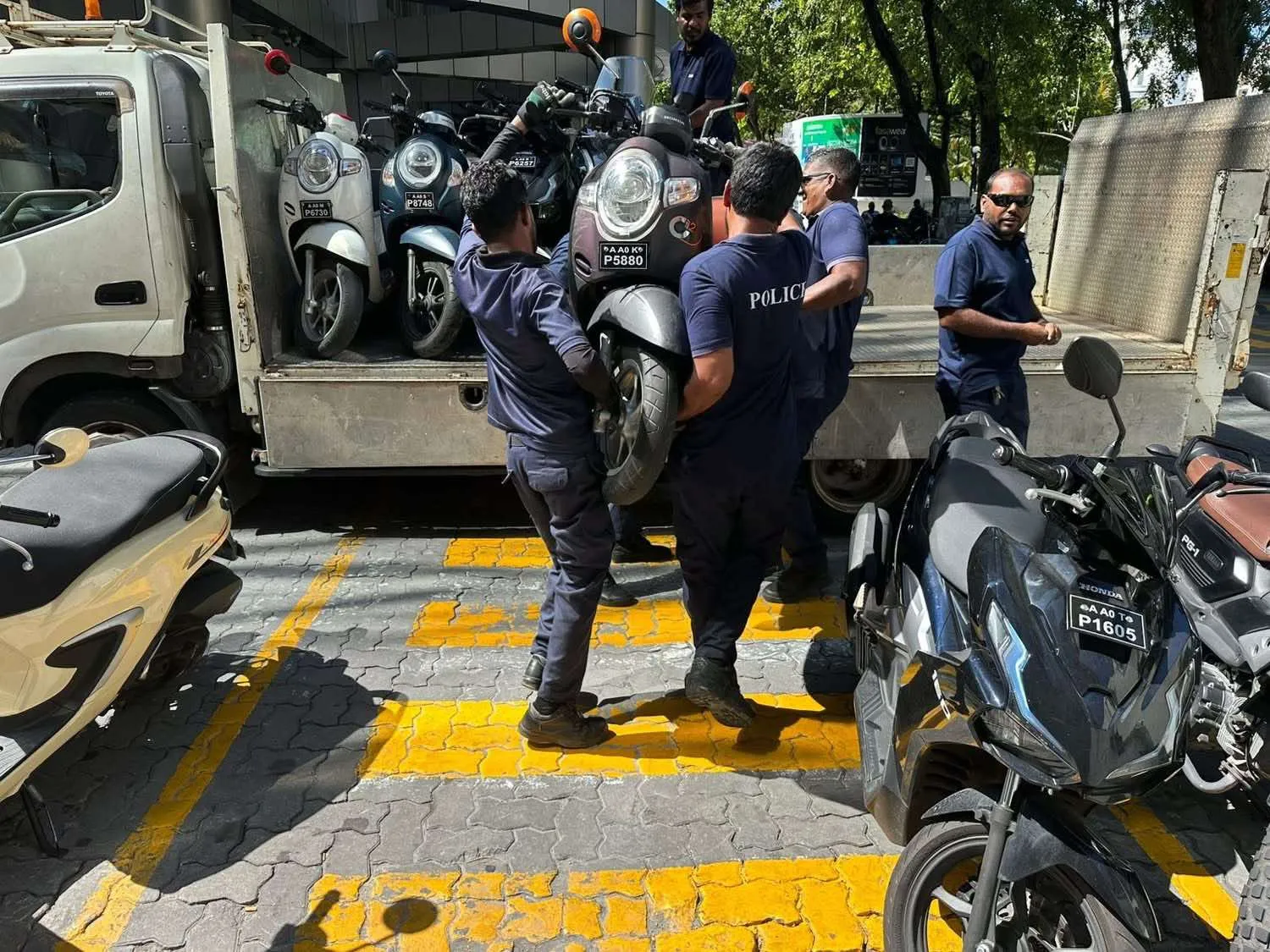 ޤަވައިދާ ޚިލާފަށް ޓޯ ކޮށްފައިވާ އުޅަނދުތައް ނެގުމުގެ މަސައްކަތް ފުލުހުން ކުރަނީ - ފޮޓޯ: ޕޮލިސް