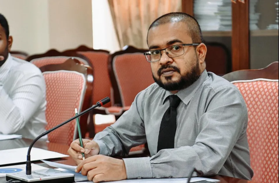 "ޑިމޮކްރެޓްސް ގެ މަޖިލިސް މެންބަރުން ތިބެނީ ބިސްމި ކިޔަން ލަދުން؛ ގިނަ ދުވަހު ނުވެސް ކިޔާ"