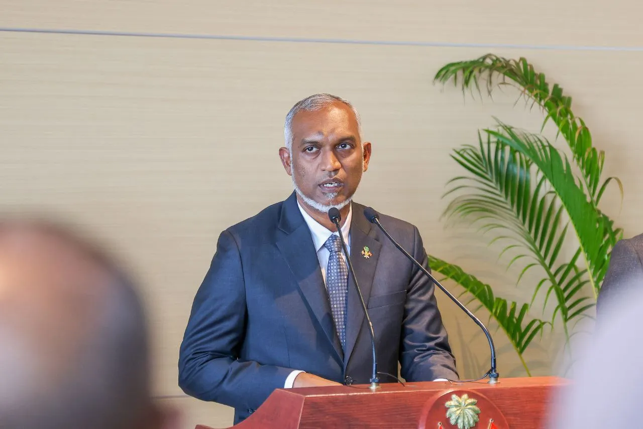 ރައީސް ޑރ މުޢިއްޒު ނޫސްވެރިންނަށް މައުލޫމާތު ދެއްވަނީ--ފޮޓޯ: ވޮއިސް