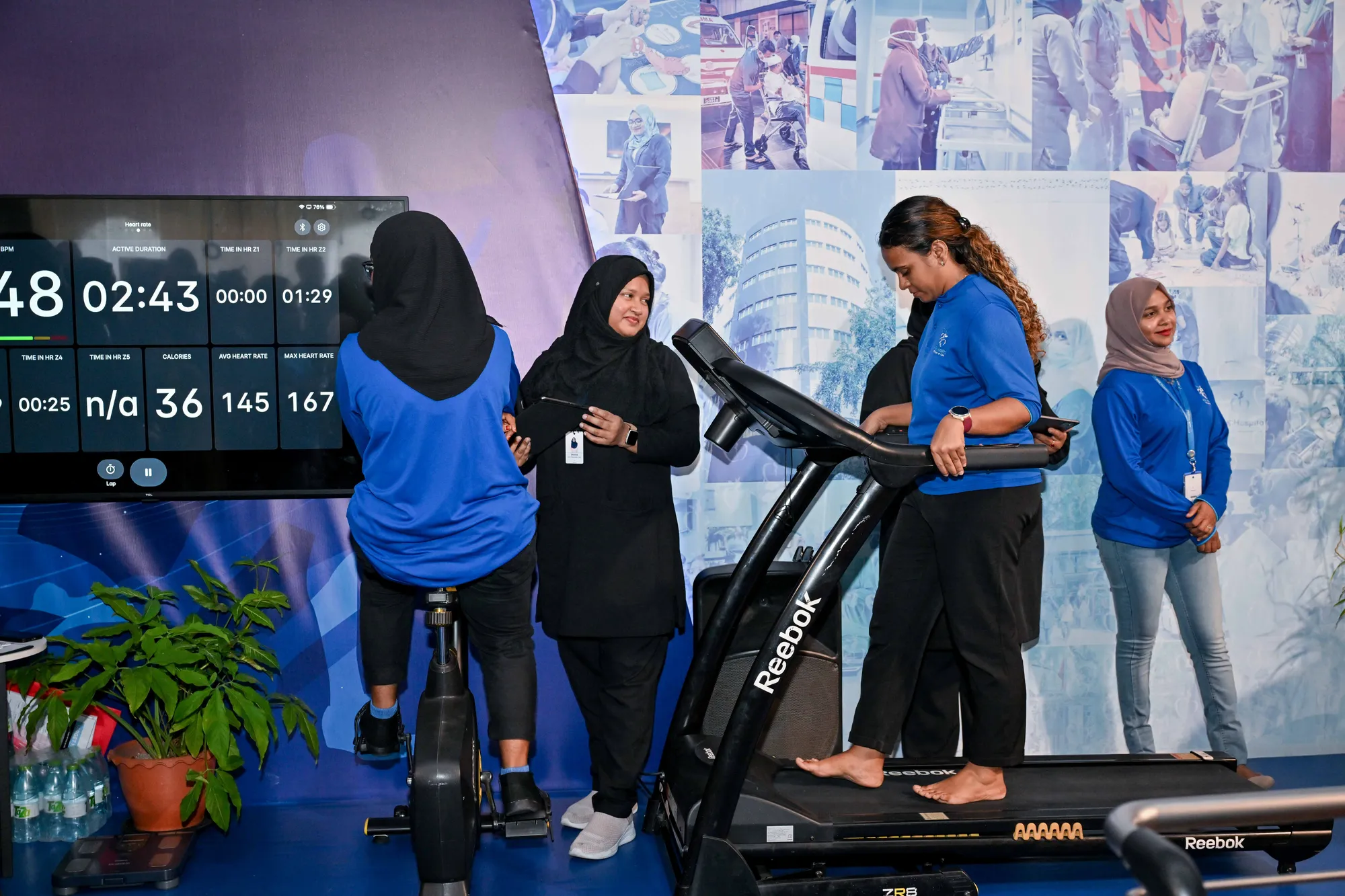 ހުޅުމާލޭ ސެންޓްރަލް ޕާކުގައި މިހާރު ކުރިއަށްދާ ހެލްތު އެކްސްޕޯގައި އޭޑީކޭގެ ސްޓޯލެއްގެ ތެރެއިން - ފޮޓޯ: ރައީސް އޮފީސް