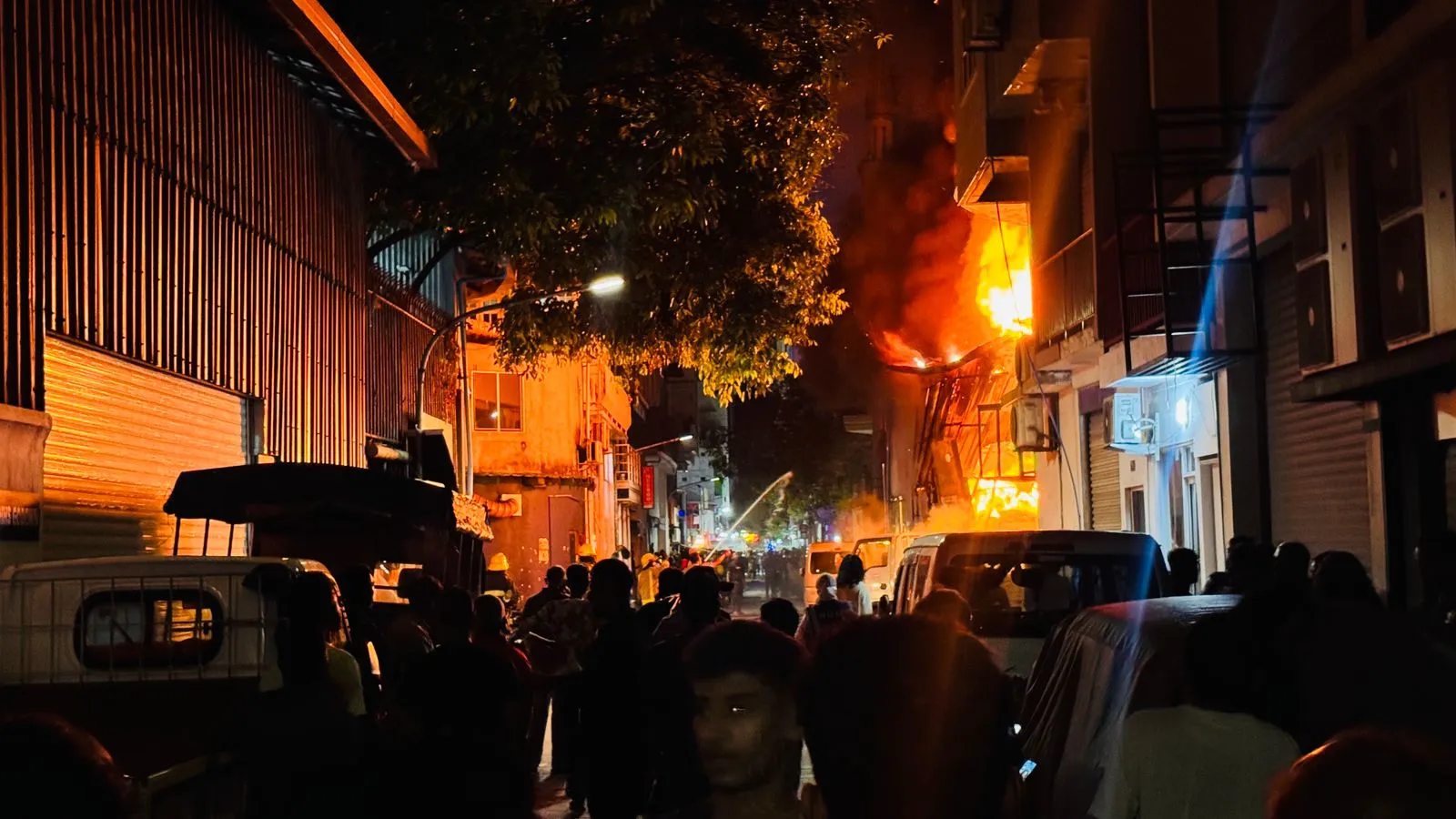 އިއްޒުއްދީން މަގުގައި ހުރި ގުދަނެއްގައި އަލިފާނުގެ ބޮޑު ހާދިސާއެއް ހިނގައިފި
