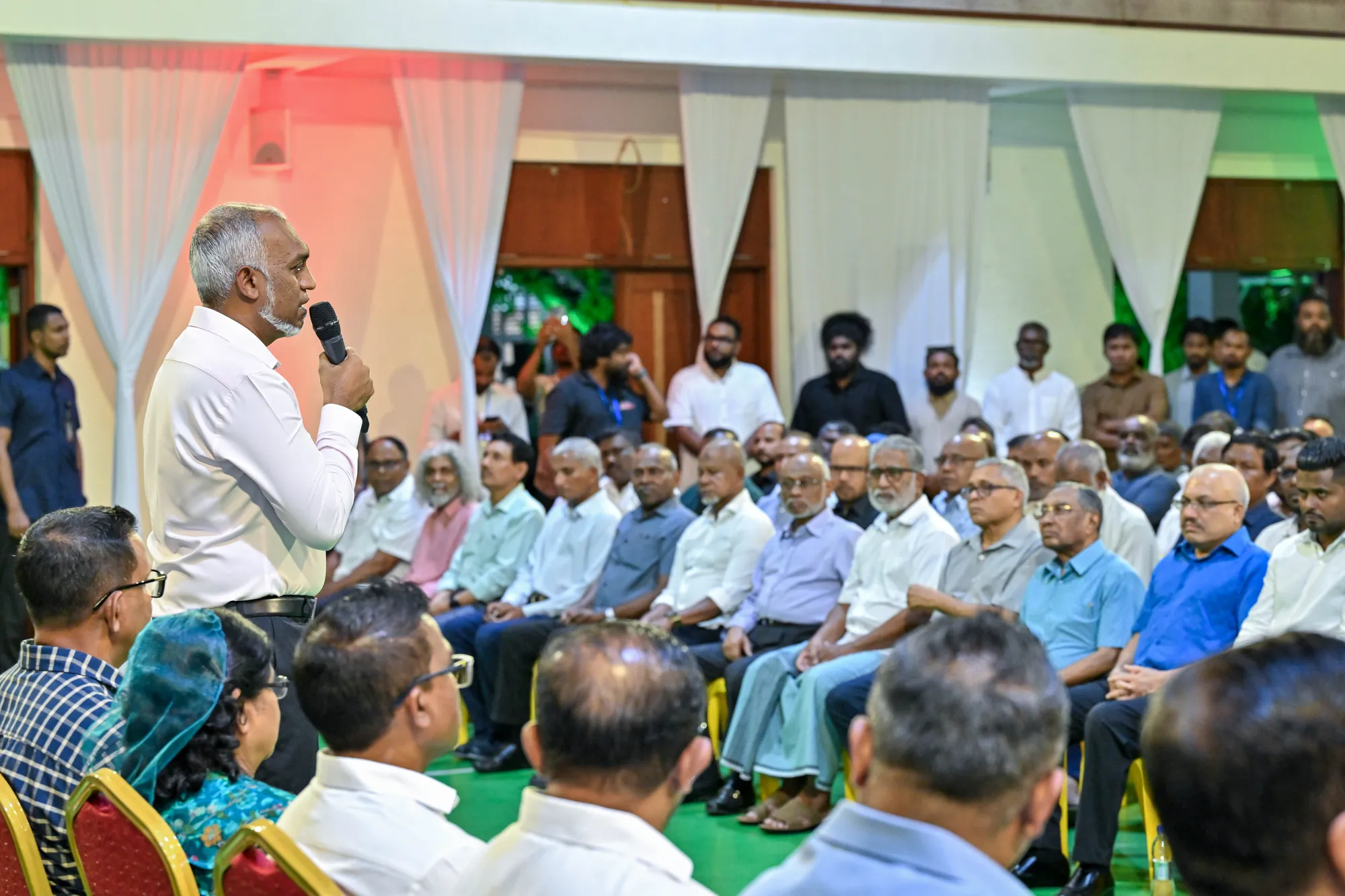 ބުރާސްފަތި ދުވަހުގެ ރޭ ރައީސް މާފަންނު ރައްޔިތުންނާ ބައްދަލުކުރެއްވެވި -