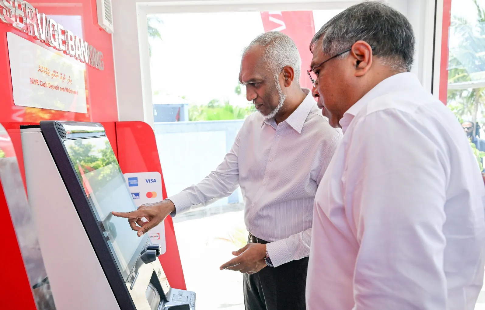 ބަނޑިދޫގައި އޭޓީއެމްގެ ހިދުމަތް ރައީސް ޑރ.މުއިއްޒު ފައްޓަވައިދެއްވަނީ.. ފޮޓޯ: ރައީސް އޮފީސް