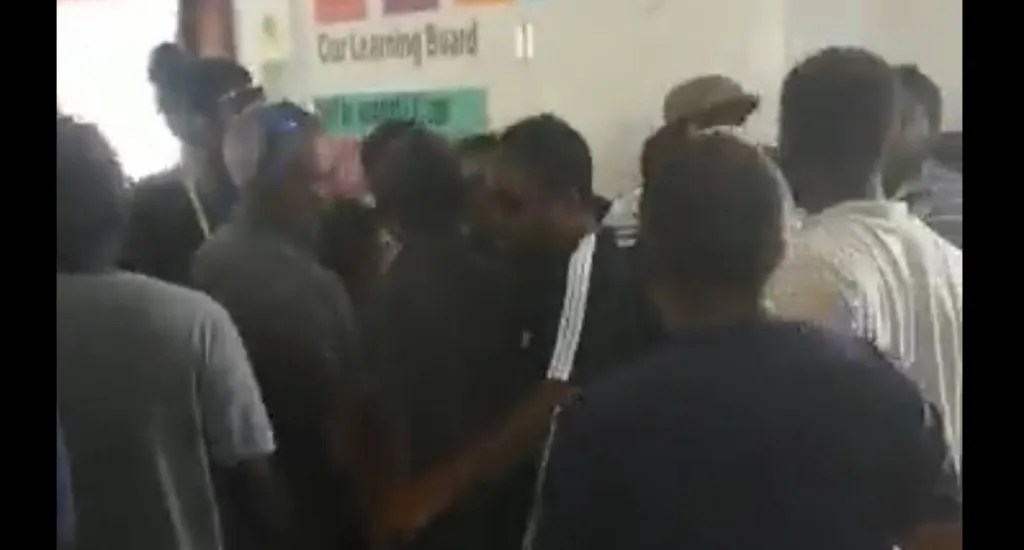 ބޮޑީ ކެމެރާ ހަރުކޮށްގެން ވޯޓުލުމުން ގައްދޫގައި ވޯޓުލުން ހުއްޓާލައިފި