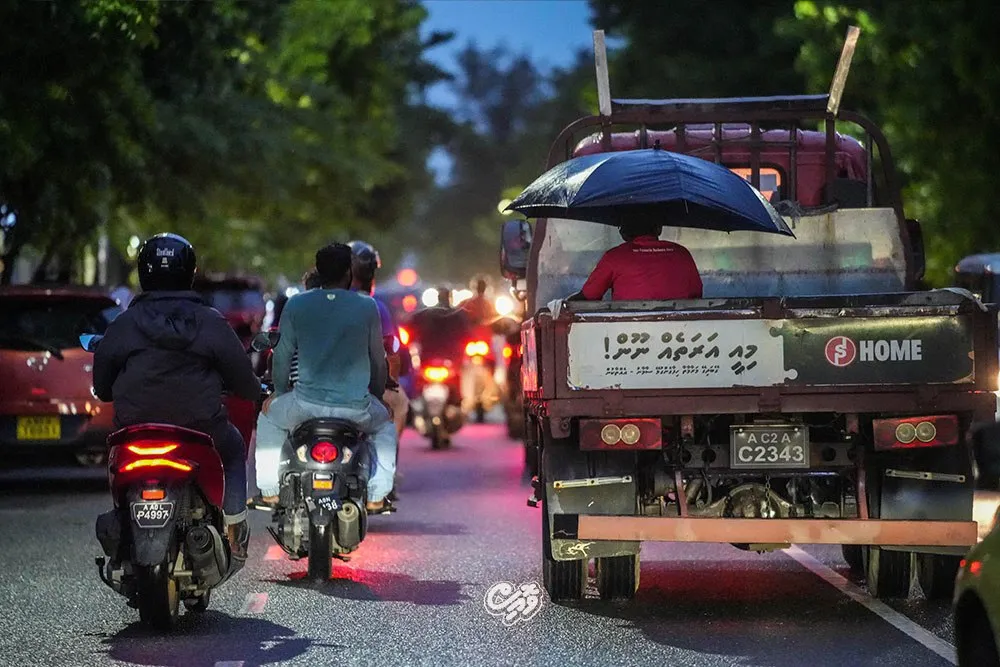 މާލޭ މަގުމަތީ އުޅަނދެއް ދުއްވަނީ: ފޮޓޯ/ ވޮއިސް