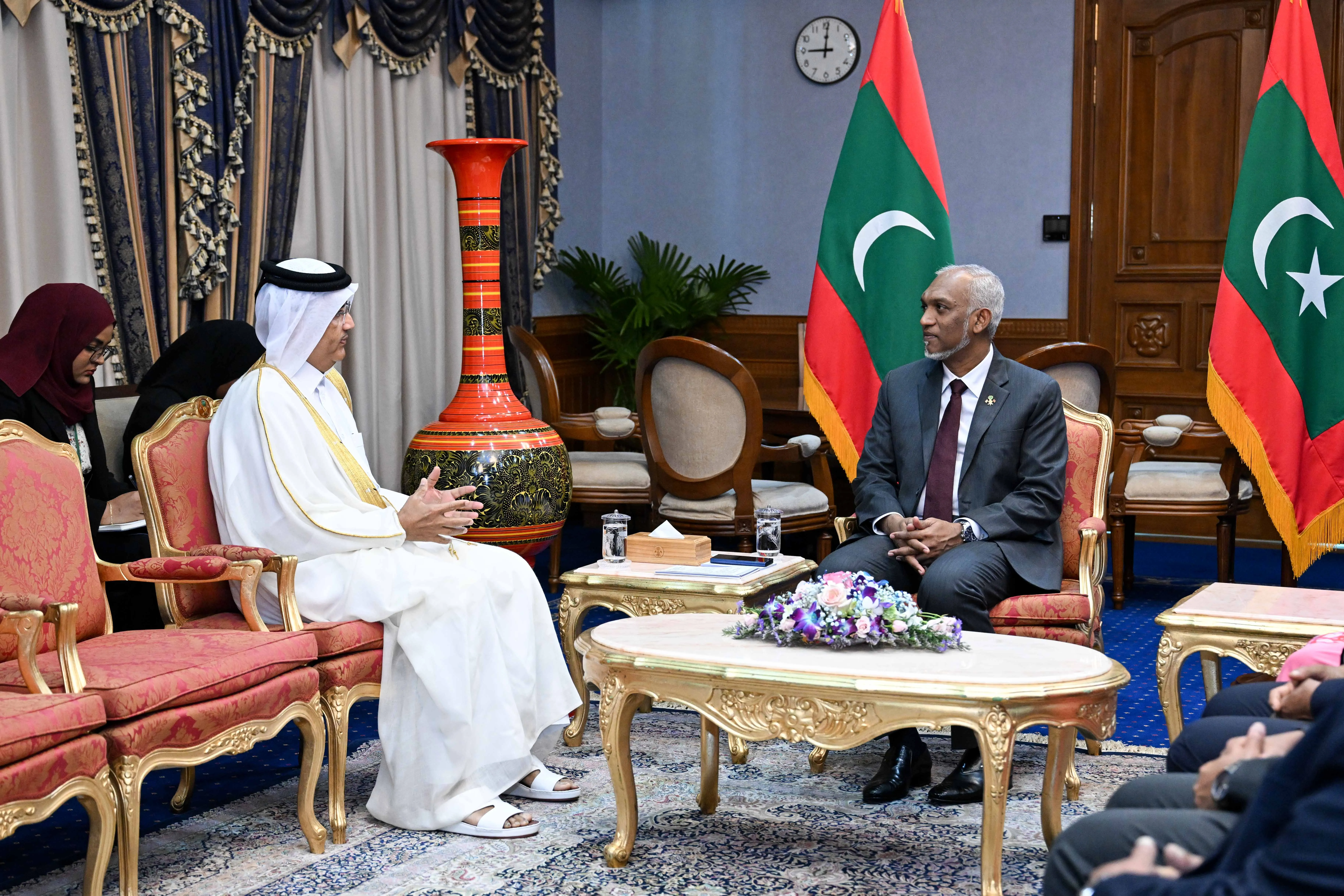 ޤަޠަރުގެ އައު ސަފީރު، އެމަނިކުފާނުގެ ސަފީރުކަމުގެ ފަތްކޮޅު ރައީސުލްޖުމްހޫރިއްޔާއަށް އަރުވައިފި