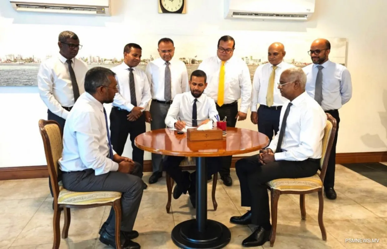 އަލީ ހަމީދު އެމްޑީޕީއަށް ސޮއިކުރުން— ފޮޓޯ: އެމްޑީޕީ