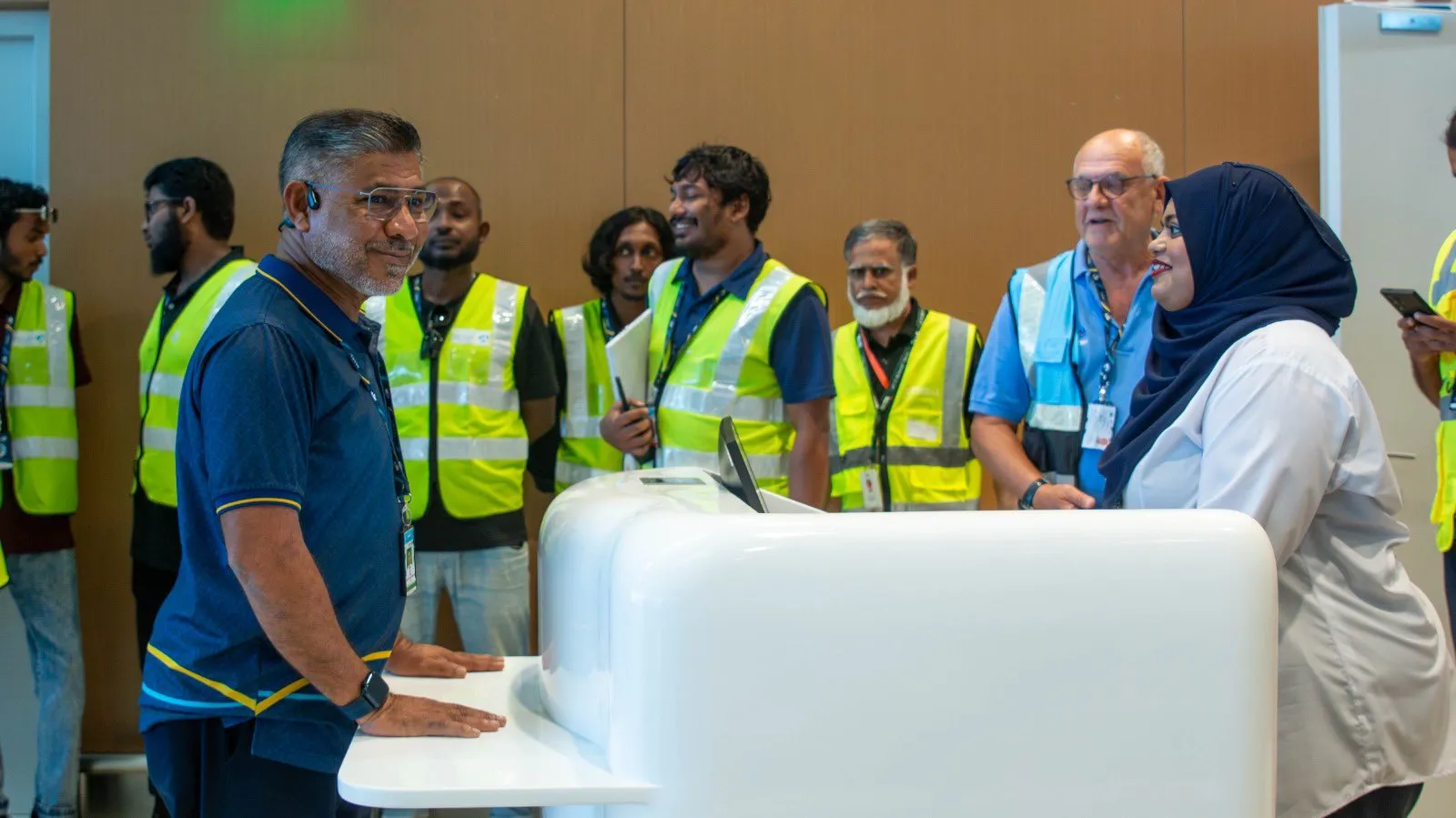 އެމްއޭސީއެލްގެ އެމްޑީ ކުންފުނީގެ ބައެއް މުވައްޒިފުންނާ އެކު