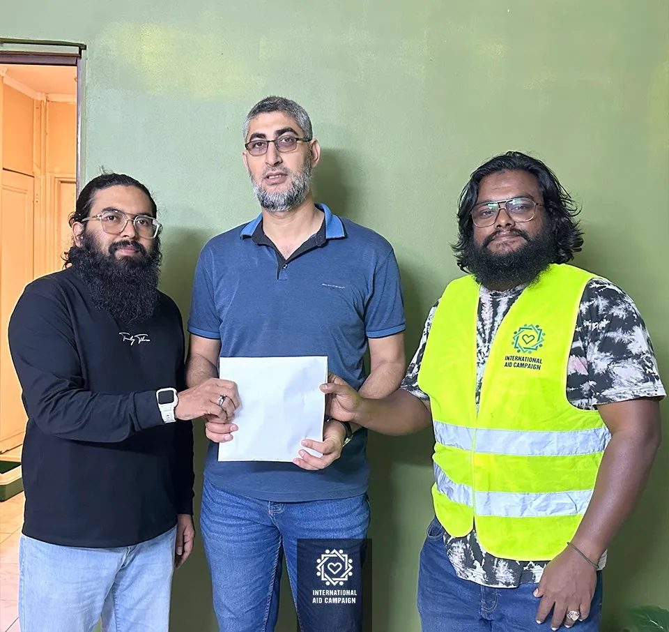 އައިއޭސީ އިން ޑރ.ކުރްދީ އާއި ފައިސާ ހަވާލު ކުރަނީ-- ފޮޓޯ: އައިއޭސީ