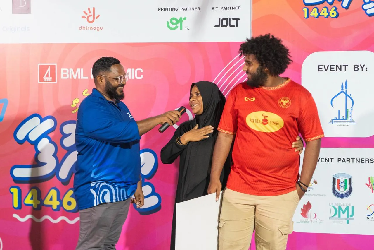 ޤަލަމްގެ އީދު އުފާ؛ މަންމަގެ ހެޔޮ ދުޢާއިން ދަރިފުޅަށް އުމްރާ ދަތުރެއް