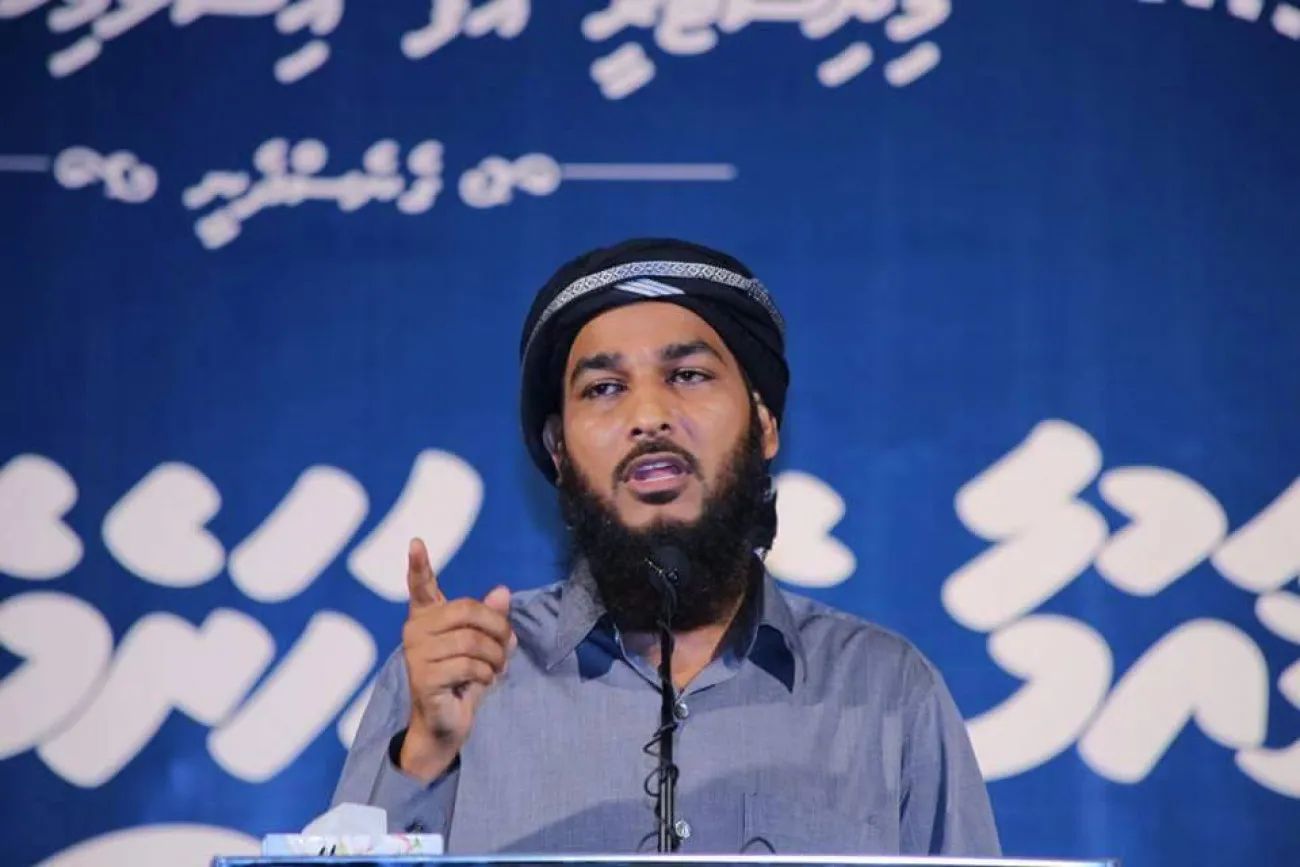 ޑރ. އާދަމް ޝަމީމްގެ "ކަލަކުވޭ ބިރުވެތިވޭ" ދަރުސް ބަލަންދާ މީހުންގެ ތެރެއިން ނަސީބުވެރިއަކަށް އައިފޯނެއް