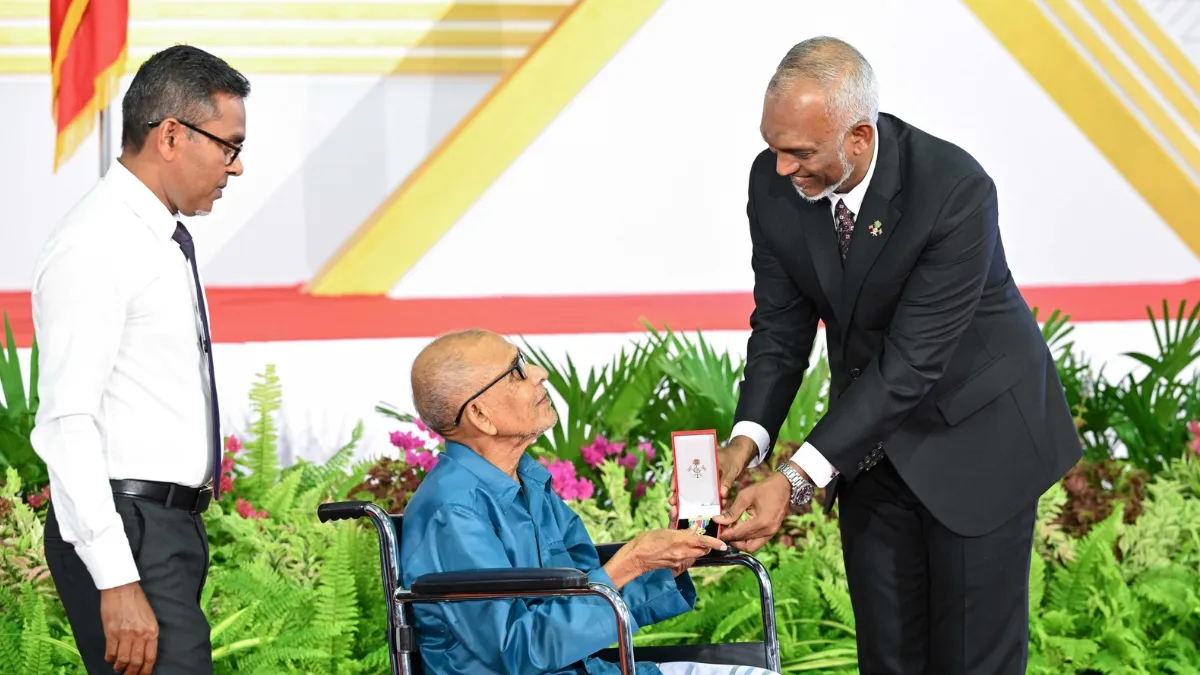 President Dr. Muizzu presenting the award in last night’s ceremony (Photo/ President’s office)